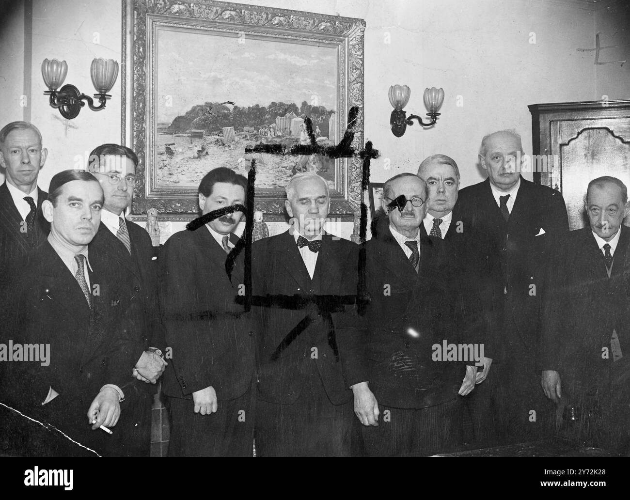 Dr J. T. Christie, M. geoffrey Harmsworth, Sir Howard Florey, Dr Chain, Sir Alexander Fleming, Lord Horder, Sir Harold Harmsworth, Dr Philip Hamil et Dr Mervyn Gordon. Banque D'Images