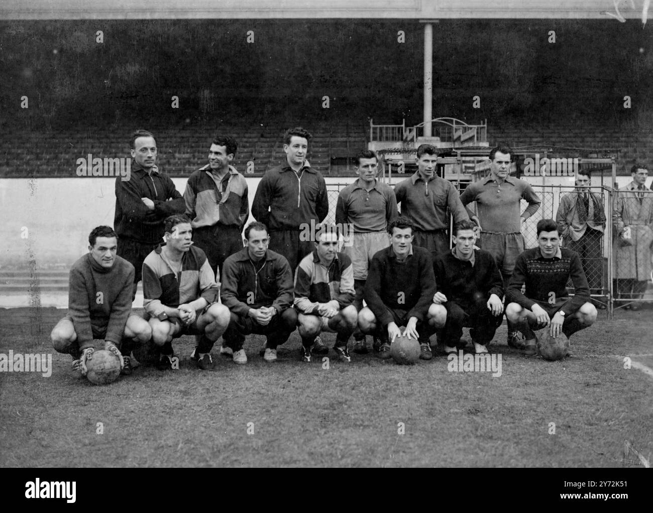 Les membres de l'équipe de France internationale de football pour moi Angleterre au Highbury Stadium le matin se relâchant et se frayant un chemin autour du terrain. Photos : première rangée de gauche à droite ; gardien de but Da Rui (Rubaix), Swiateck (Bordeaux), Marche (Reims), Pascual (Strasbourg), Grégoire (stade Français), Prouff (Rennes), Cuissard (Lorient), Lechantre (Lille). Retour de gauche à droite ; Tempowski Bongiorini (Racing Club de Paris), Heisserer (Strasboug), Vaast (Racing Club de Paris), Favre (Rennes) et Gabec (Racing Club de Paris) le 2 mai 1947 Banque D'Images