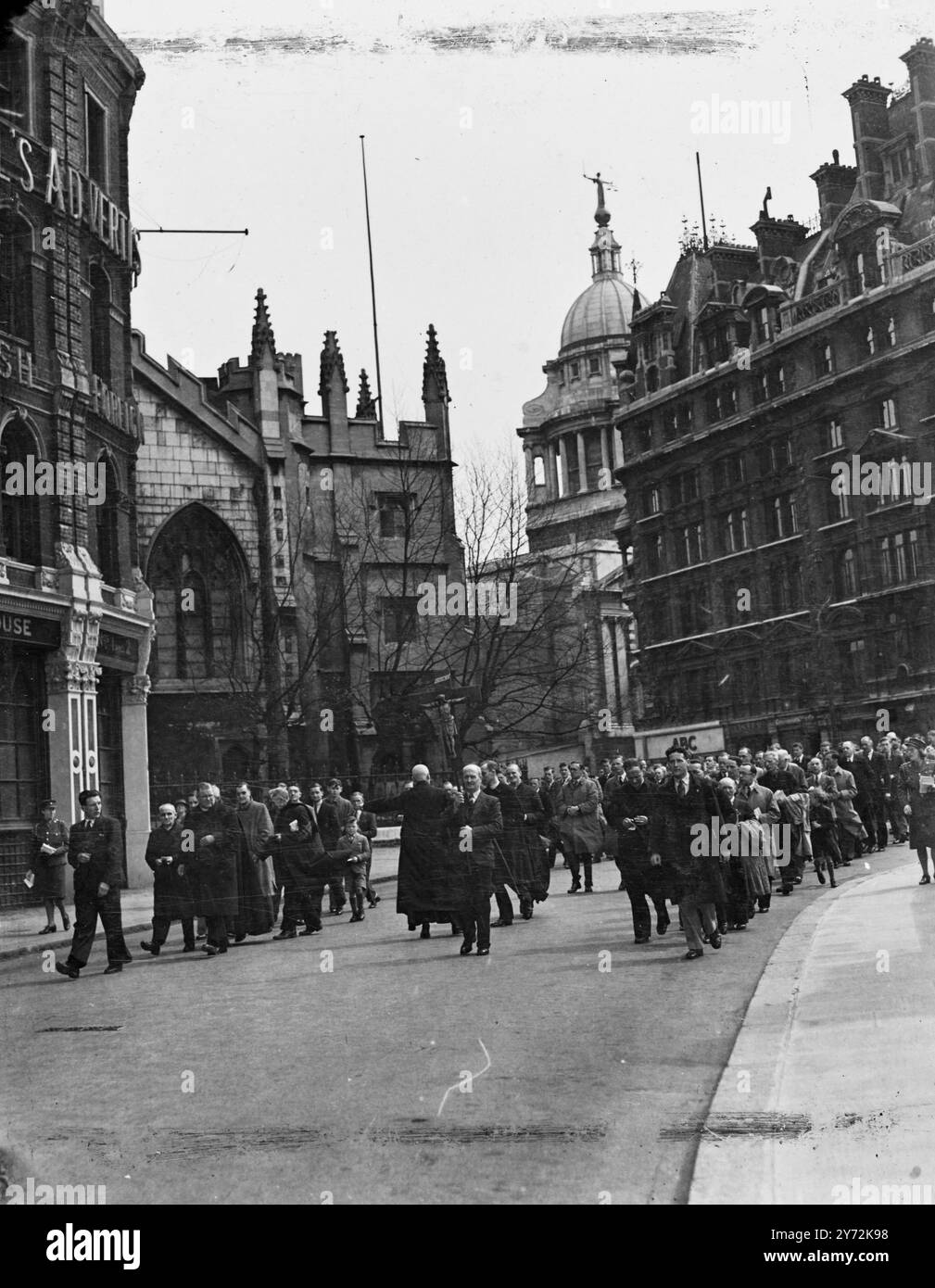 La promenade catholique annuelle à la place de Newgate (maintenant le site de l'Old Bailey) à l'endroit où Tyburn Gallows se trouvait autrefois (près de Marble Arch), aujourd'hui, dimanche. La marche est un acte d'honneur à la mémoire de plus d'une centaine de compatriotes qui ont souffert de la mort à Tyburn aux XVIe et XVIIe siècles, après avoir été traînés sur des haies le long de la ligne de route qui a été suivie aujourd'hui. Ces martyrs catholiques, victimes de l'ancienne loi sauvage, moururent de la mort cruelle qui fut alors la peine de trahison, pendant les règnes entre Henri VIII et Charles Ier le 27 avril 1947 Banque D'Images