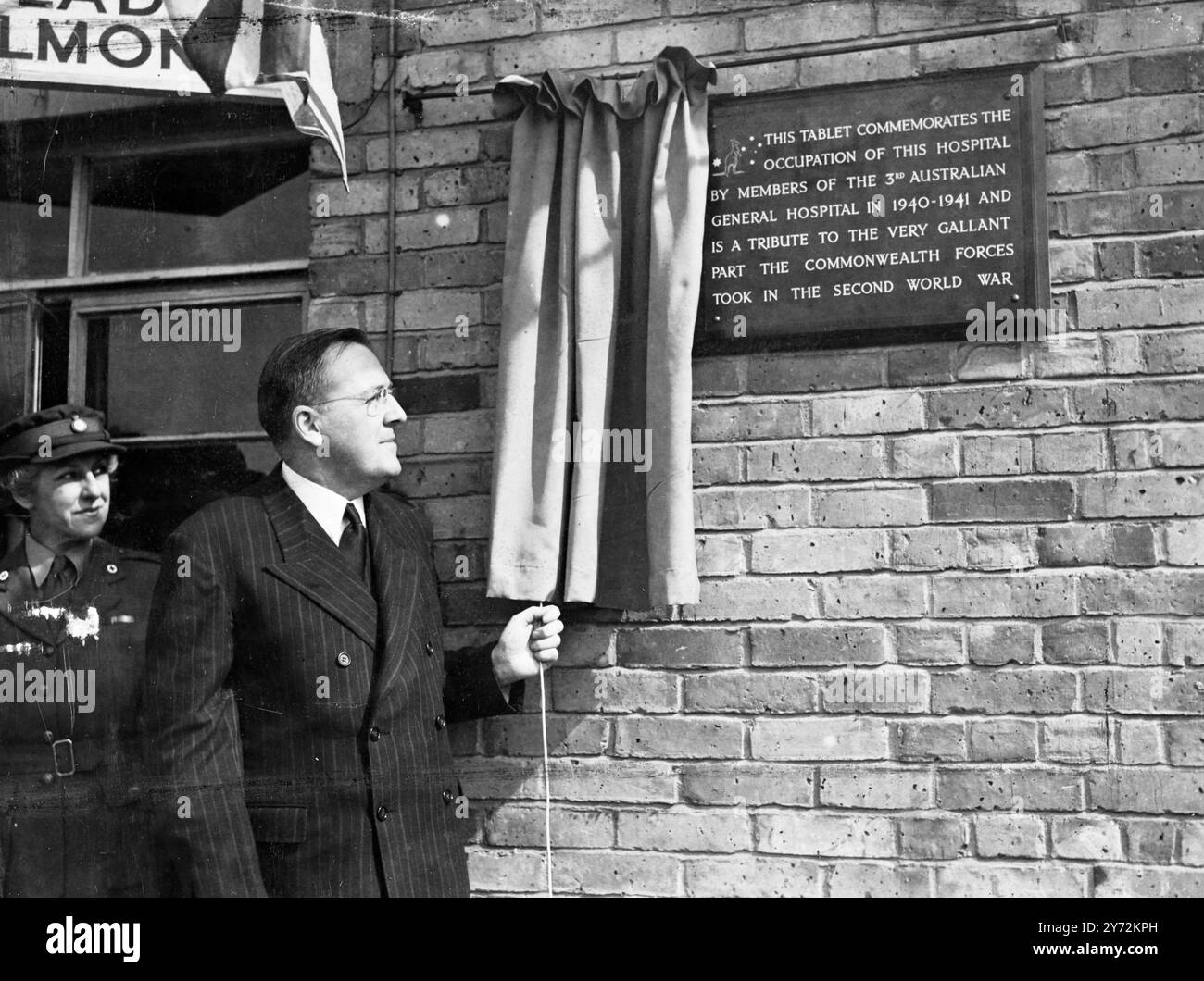 Mr J. A Beasley, haut-commissaire pour l'Australie, a dévoilé aujourd'hui une plaque murale à l'hôpital King George V, Grooming, Surrey. Pour commémorer le travail à l'hôpital par les membres du 3e hôpital général australien en 1940-41, et en hommage à la part que les forces du Commonwealth ont prise dans le mur. La plaque a été fournie par la Société australienne de la Croix-Rouge. Spectacles de photos : M. Beasley a dévoilé la plaque à Governance cet après-midi, regardé par Mlle M Ferrier de Sydney le 14 avril 1947 Banque D'Images