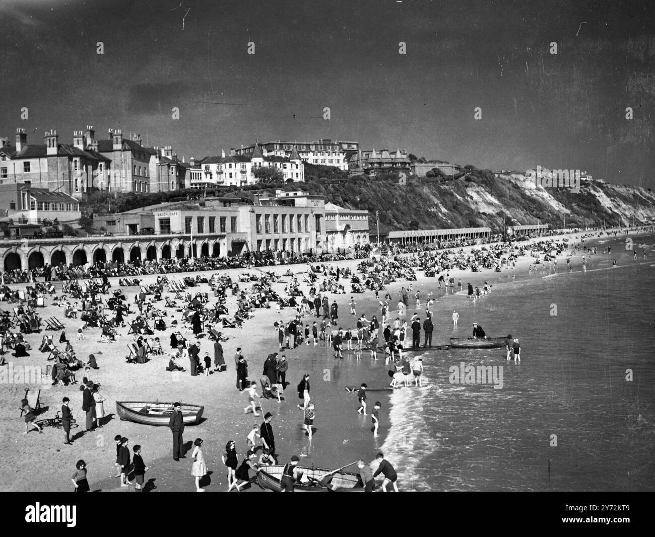 Le temps ensoleillé du week-end a envoyé des milliers de personnes au large. Le samedi vu sur le front de Bournemouth est presque à la hauteur de certains standards, sauf pour la prédominance des vêtements sombres et un manque singulier de costumes de bain. 12 avril 1947 Banque D'Images