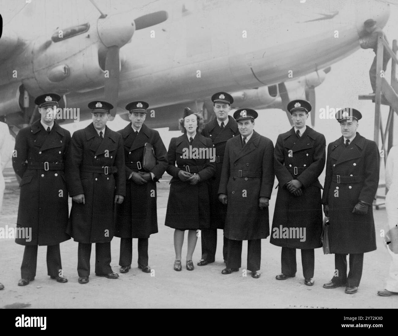 « Star Dust » décolle dans le brouillard. L'avion de ligne britannique South American Airways Lancastrian « Star Dust » a décollé dans le brouillard de l'aéroport de Heath Row (Middlesex) aujourd'hui, lundi, pour son vol d'essai vers la destination sud-américaine. À bord en tant qu'hôtesse se trouvait Mlle Rita Baines, qui vient de trentham, état-major. Elle a postulé pour le travail en voyant une photographie de Miss Mary Guthrie dans un journal, Miss Guthrie a volé comme hôtesse sur le paquebot soeur de "Star Dust" "Starlight". Mlle Baines était une camarade pilote de Miss Guthrie dans l'ATA. En dix jours, Mlle baines a obtenu le poste et a été vaccinée contre la fièvre jaune, le choléra, la typhoïde Banque D'Images