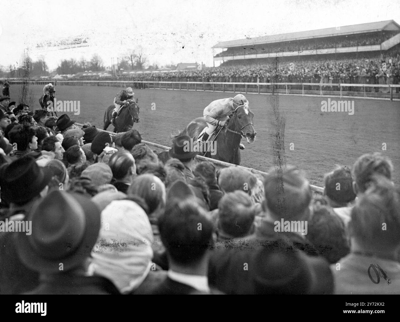 Il y avait une grande foule de vacances à Kempton Park aujourd'hui pour le 2ème jour de la réunion de Pâques, la première à avoir lieu sur le parcours est de 7 1/2 ans. La photo montre l'arrivée de la première course, la plaque Ashford à Kempton Park cet après-midi. 7 avril 1947 Banque D'Images