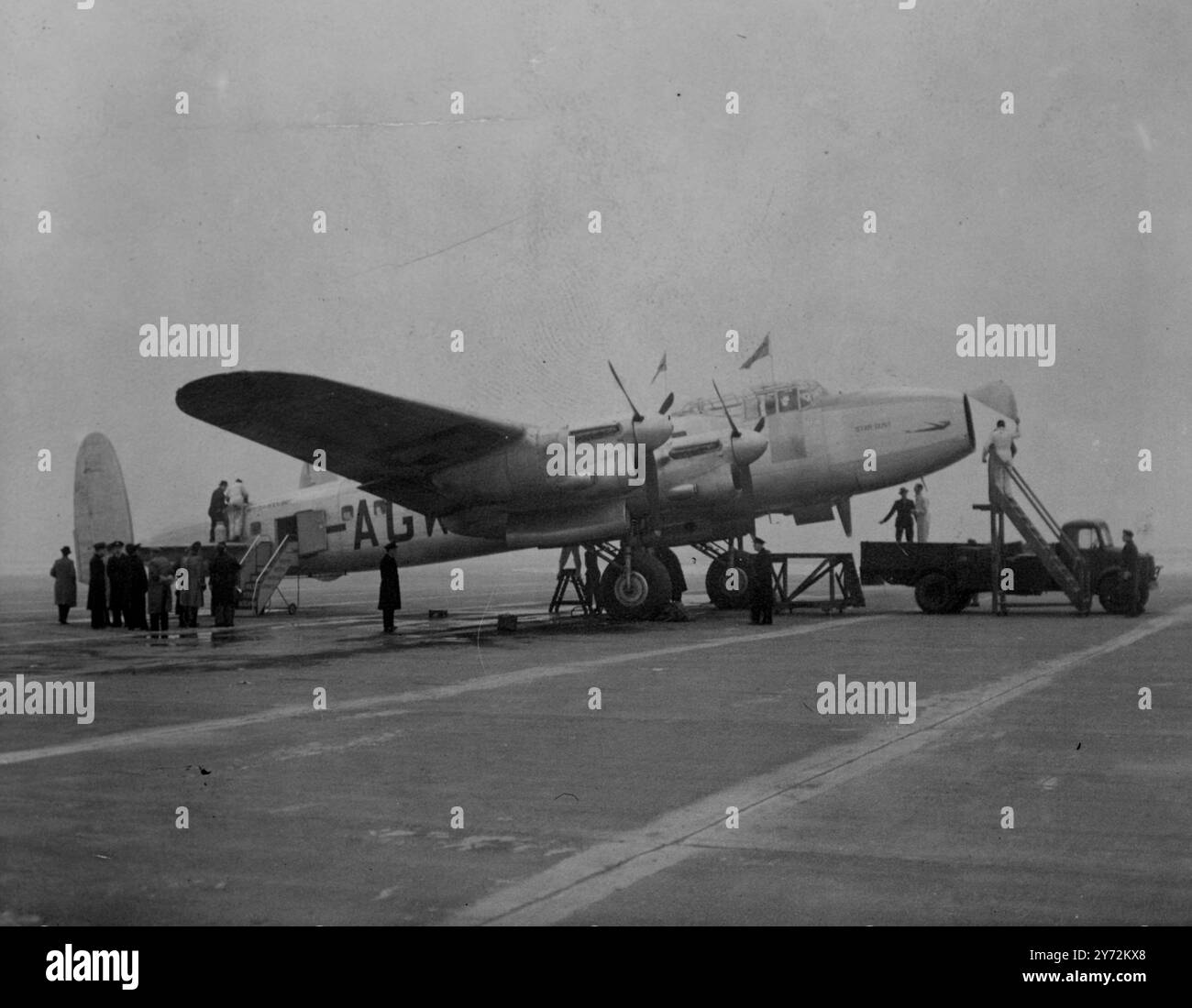 « Star Dust » décolle dans le brouillard. L'avion de ligne britannique South American Airways Lancastrian « Star Dust » a décollé dans le brouillard de l'aéroport de Heath Row (Middlesex) aujourd'hui, lundi, pour son vol d'essai vers la destination sud-américaine. À bord en tant qu'hôtesse se trouvait Mlle Rita Baines, qui vient de trentham, état-major. Elle a postulé pour le travail en voyant une photographie de Miss Mary Guthrie dans un journal, Miss Guthrie a volé comme hôtesse sur le paquebot soeur de "Star Dust" "Starlight". Mlle Baines était une camarade pilote de Miss Guthrie dans l'ATA. En dix jours, Mlle baines a obtenu le poste et a été vaccinée contre la fièvre jaune, le choléra, la typhoïde Banque D'Images