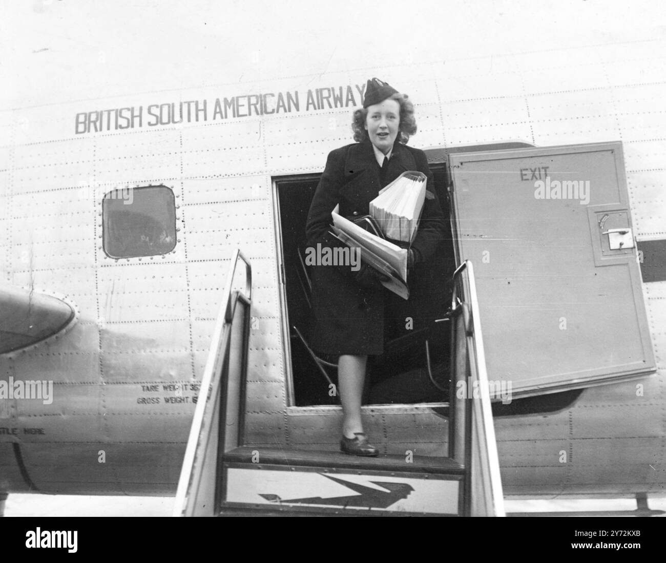 « Star Dust » décolle dans le brouillard. L'avion de ligne britannique South American Airways Lancastrian « Star Dust » a décollé dans le brouillard de l'aéroport de Heath Row (Middlesex) aujourd'hui, lundi, pour son vol d'essai vers la destination sud-américaine. À bord en tant qu'hôtesse se trouvait Mlle Rita Baines, qui vient de trentham, état-major. Elle a postulé pour le travail en voyant une photographie de Miss Mary Guthrie dans un journal, Miss Guthrie a volé comme hôtesse sur le paquebot soeur de "Star Dust" "Starlight". Mlle Baines était une camarade pilote de Miss Guthrie dans l'ATA. En dix jours, Mlle baines a obtenu le poste et a été vaccinée contre la fièvre jaune, le choléra, la typhoïde Banque D'Images