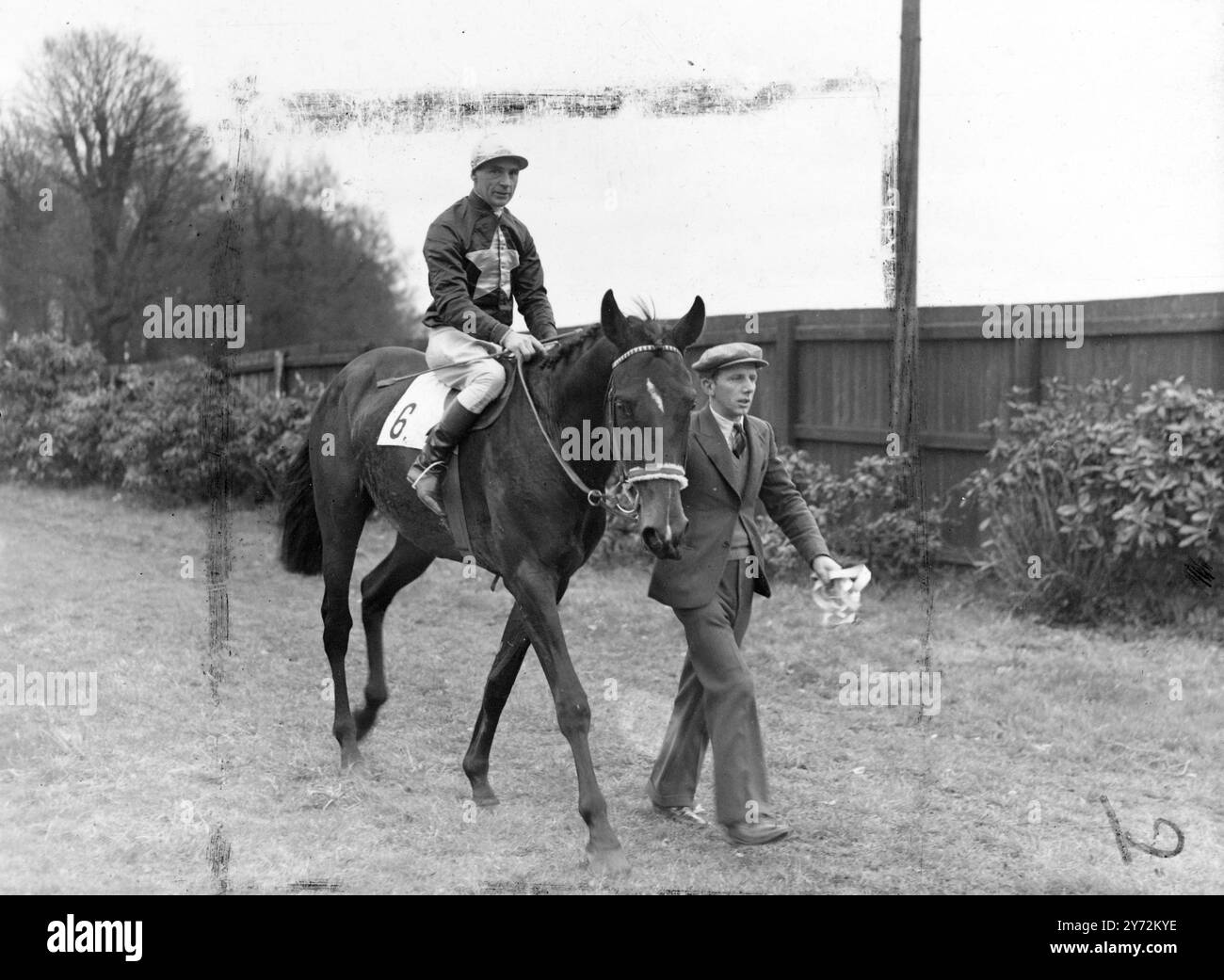 Les courses ont repris à Kempton Park aujourd'hui pour la première fois depuis avant la guerre. Images : M. P. Philadelphe II de G Thompson, avec Cliff Richards en selle, est en tête après avoir remporté les Rosebery Stakes, événement majeur sur la carte du samedi de Pâques de cet après-midi au parc Kempton. 5 avril 1947 Banque D'Images