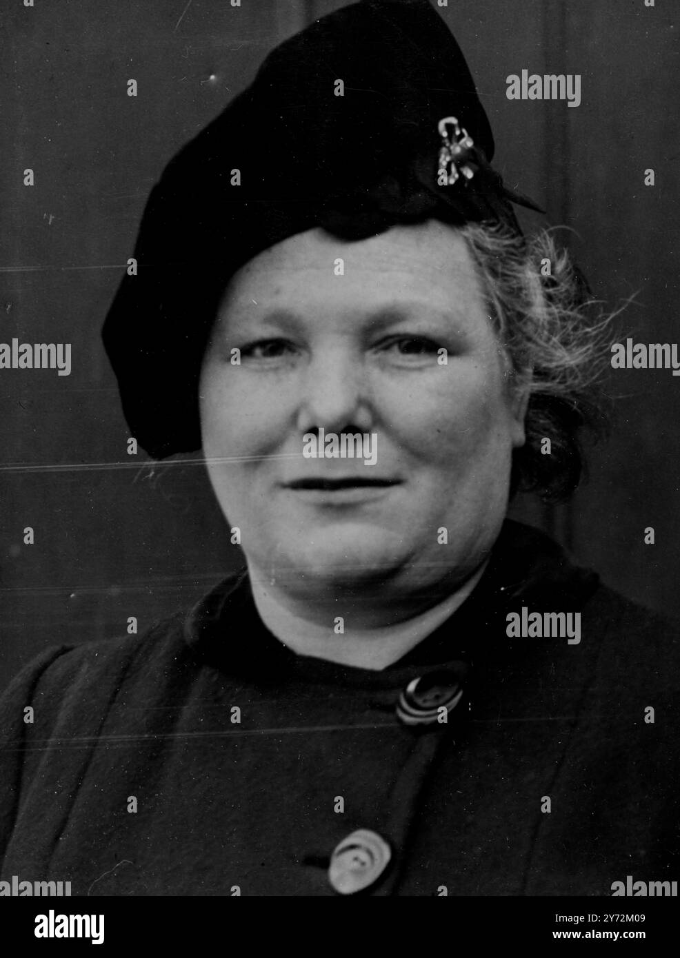 Quand Mlle Hilda Edith Pegler, de la vieille route de Shoreham, Hove, Sussex, a trouvé un homme quittant sa maison dans la nuit du 22 février, elle l'a poursuivi dans le jardin, l'a frappé avec un seau alors qu'il grimpait une clôture, et l'a capturé. Aujourd'hui, lors des sessions du quartier East Sussex à Lewes, George Lycett, 45 ans, avec 14 condamnations antérieures, qui a demandé que les 17 autres infractions soient prises en considération, a été condamné à 5 ans de servitude pénale après avoir plaidé coupable d'entrée par effraction dans la maison et de vol d'articles d'une valeur de £70,05 shillings. Monsieur le juge Casals, président des séances, les condiments manquent Banque D'Images