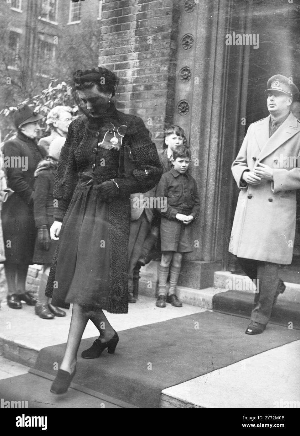 Le service commémoratif au roi George II des Hélènes a eu lieu dans la cathédrale grecque, Moscow Road, Bayswater, Londres, aujourd'hui, mercredi. Les funérailles du roi grec ont eu lieu près d'Athènes dimanche dernier, après qu'il est mort subitement au début du mois. Spectacles de photos : parmi ceux qui assistent au service à la cathédrale ce matin avec la duchesse de Kent vue ici partant après le service. 9 avril 1947 Banque D'Images