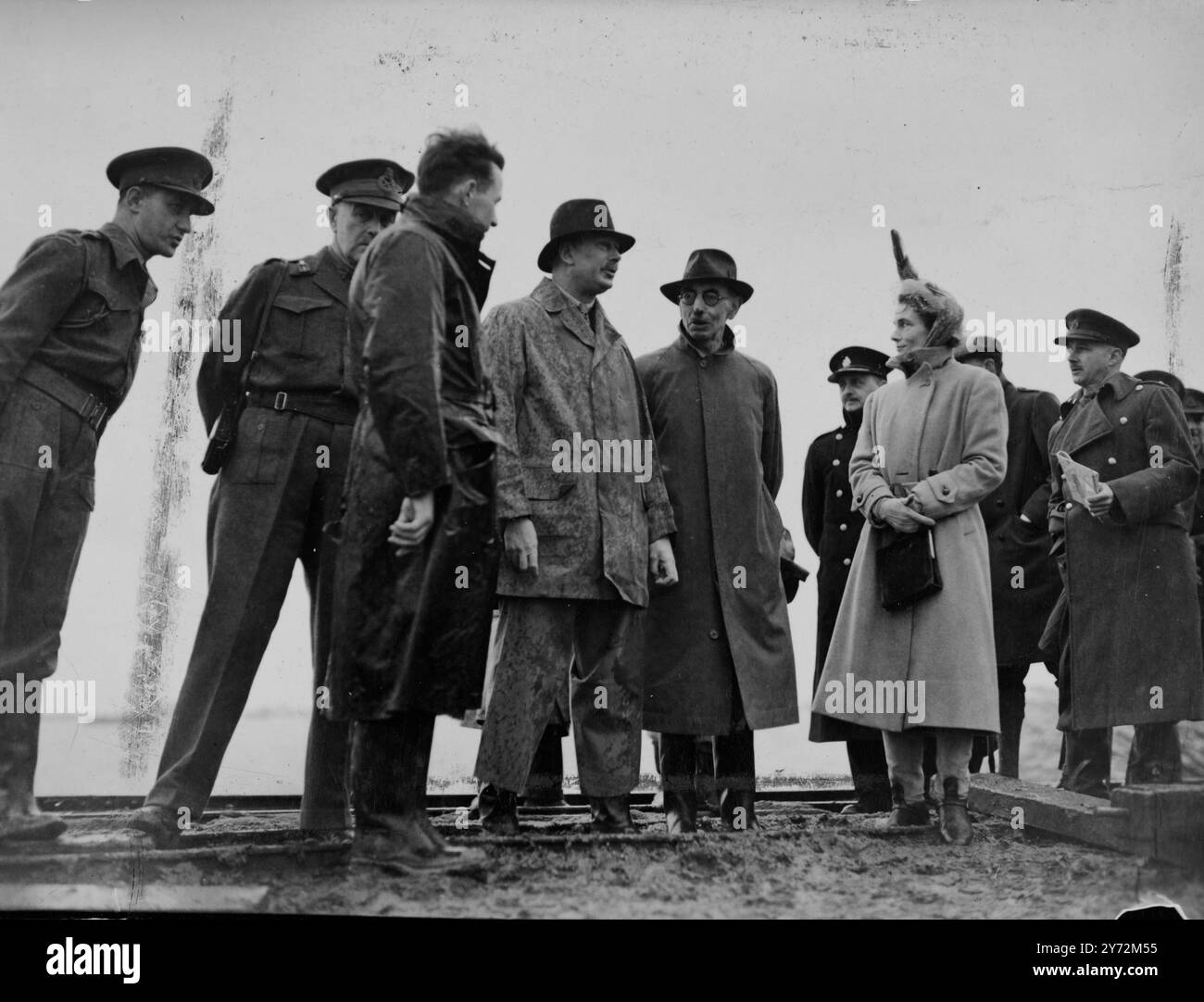 S.A.R. le duc de Gloucester, conseiller principal d'État, accompagné de la duchesse, a rendu visite hier aux fans inondés, où des milliers d'acres de terres agricoles ont été inondés. Ils ont inspecté les travaux sur la brèche d'Erith sur la rive de la rivière Ouse, où l'ingénieur royal a coulé des réservoirs Neptune pour retenir les eaux de crue. 31 mars 1947 Banque D'Images