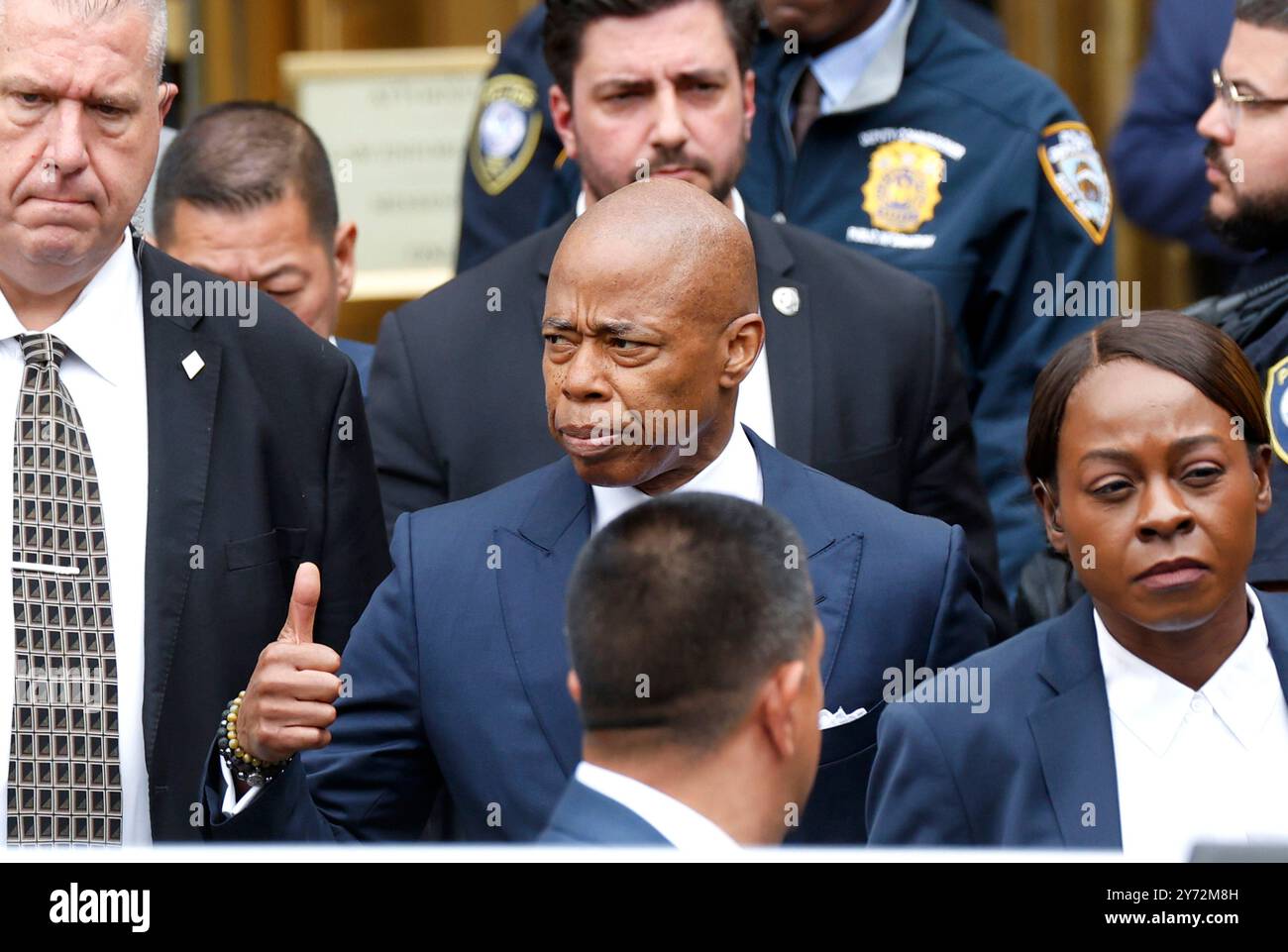 New York, États-Unis. 27 septembre 2024. Le maire de New York Eric Adams fait un geste alors qu'il quitte la cour fédérale de Manhattan après sa mise en accusation le vendredi 27 septembre 2024. Le maire a plaidé non coupable à plusieurs chefs d'accusation, dont la fraude télégraphique, la corruption et la réception de contributions d'un gouvernement étranger. Photo de John Angelillo/UPI crédit : UPI/Alamy Live News Banque D'Images