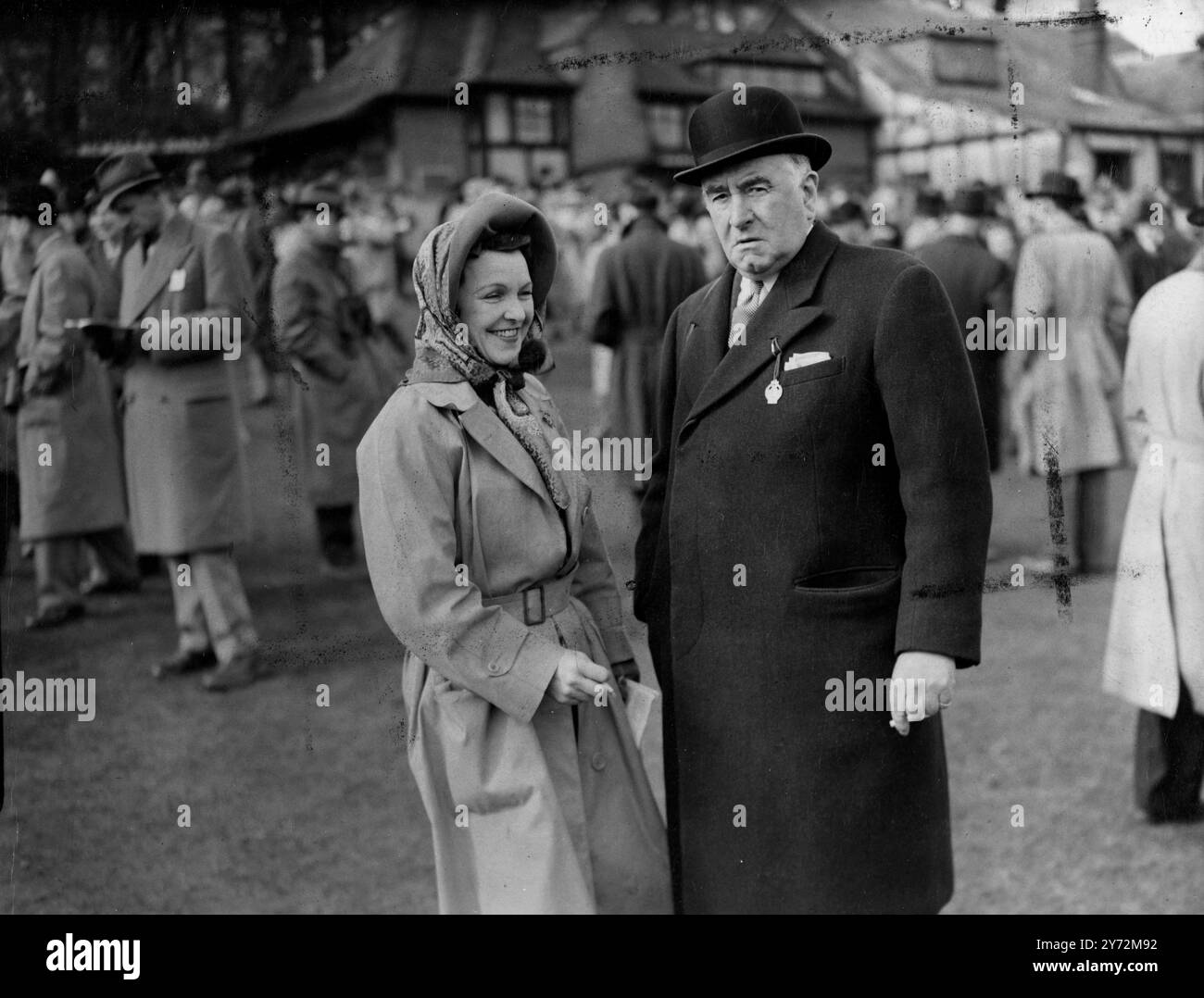 On a appris aujourd'hui (mardi) que Mme J. V Ranks, photographié ici lors d'une réunion de course, la veuve du millionnaire miller, a été retrouvée morte hier chez elle à Knightsbridge. Le corps a été découvert par le porteur du bloc d'appartements dans lequel vivait Mme Rank. Un examen post mortem a été ordonné par le coroner de Chelsea. Le mari de Mme Rank, qui était l'un des principaux propriétaires de chevaux de course britanniques, est décédé en janvier 1952. 2 novembre 1954 Banque D'Images
