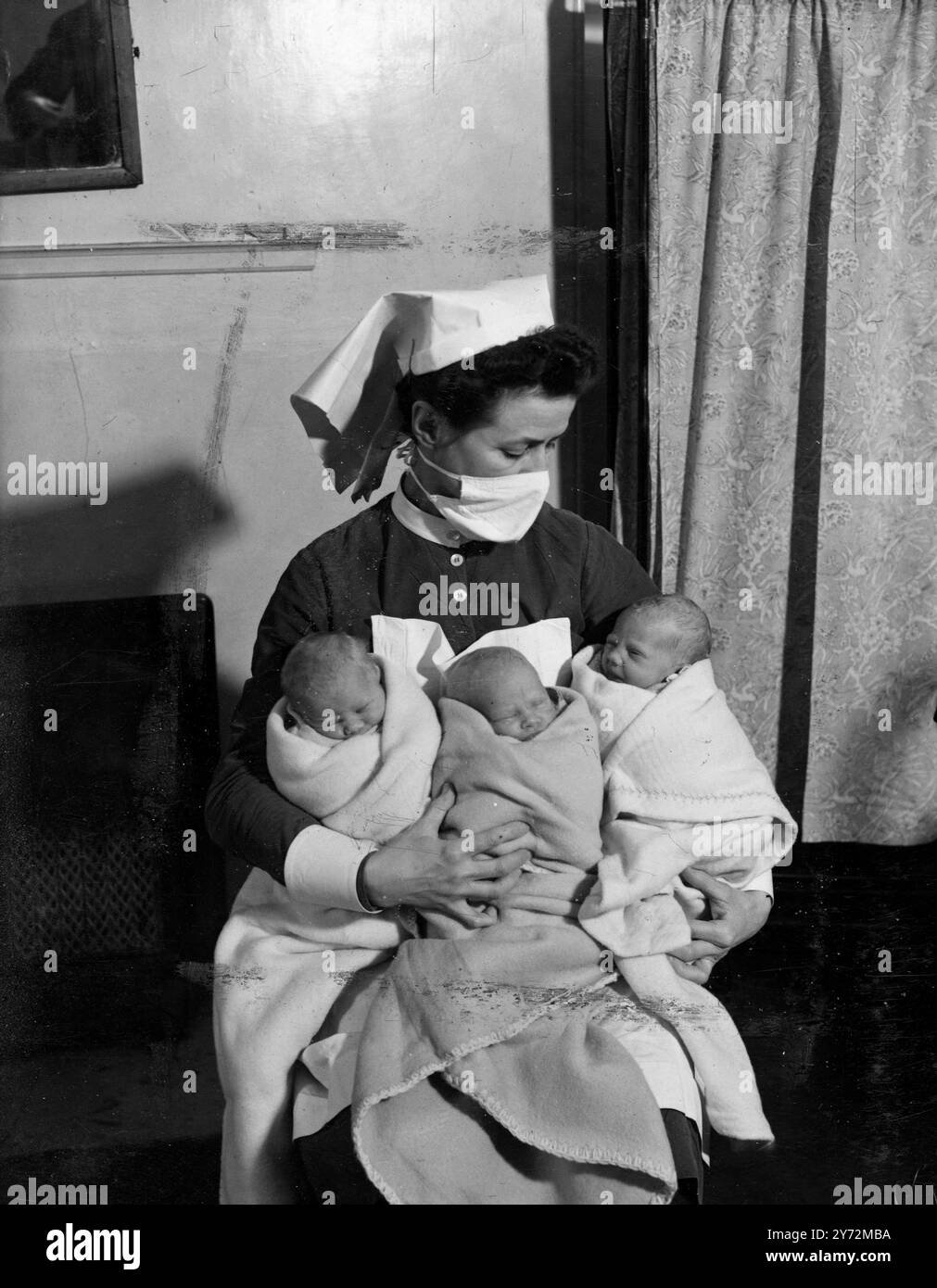 Triplés nés de Mme Elizabeth Hogan, 35, de Milton court Road, New Cross, au général gisant à l'hôpital, York Road, Westminster. C’est la 2ème fois que des triplés sont nés au cours des 4 derniers mois à l’hôpital. Images : soeur L. M Guy tenant Malcolm (4Ibs 133/4ozs) Angela (5Ibs 5ozs) et Janice (5Ibs 93/4ozs) à l'hôpital aujourd'hui. 26 mars 1947 Banque D'Images