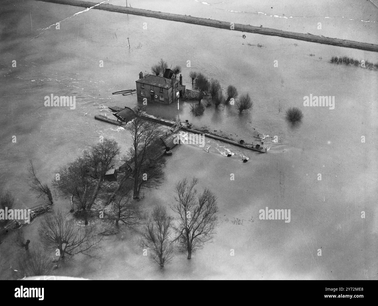 Verrouillez les portes près du bateau à Honeywell brisées par le chemin des eaux de crue libérées par la rivière Ouse gonflée. Une photo aérienne des inondations dans le quartier avant hier. 21 mars 1947. Banque D'Images