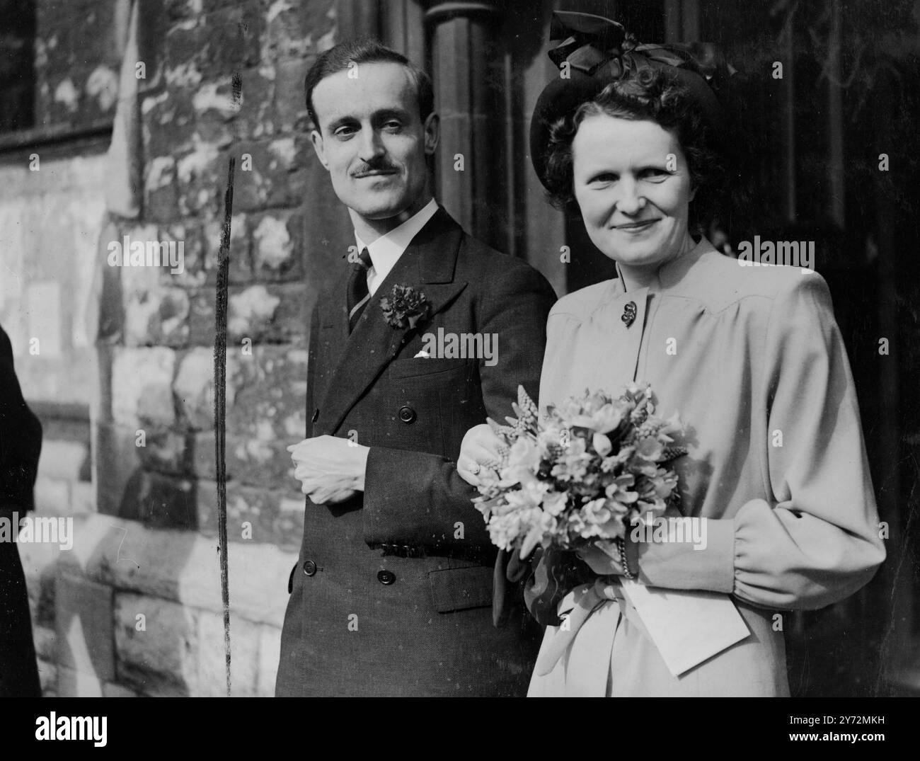 M. David Alexander John Erskine, fils de feu le révérend Alexander Erskine et de Mme Dean, de Thorndean, la firme d'Helen, s'est marié aujourd'hui à l'église St Peter, Cranley Gardens, Londres pour manquer Margaret Eleonora Pears, fille jumelle du Capt sa Pears, RN, et de Mme Pears, du 54 Newbridge Hill, Bath. La cérémonie a été conduite par le beau-père de l'époux, le Révérend FL Dean, DD, défunt évêque d'Aberdeen Orkney. 17 mars 1947 Banque D'Images