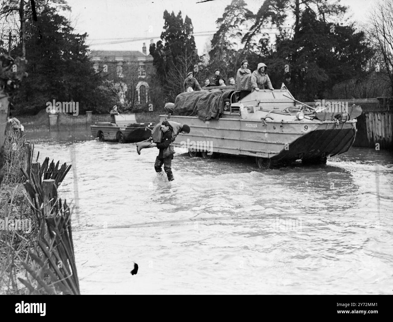 La vallée de la Tamise inondée, de vastes zones de campagne sous-marines et plusieurs centaines de maisons inondées, n'avaient pas changé de façon appréciable aujourd'hui. Plus de pluie cet après-midi menace d'aggraver la position et dans certains endroits prévu pour encore 2 jours. 19 mars 1947 Banque D'Images