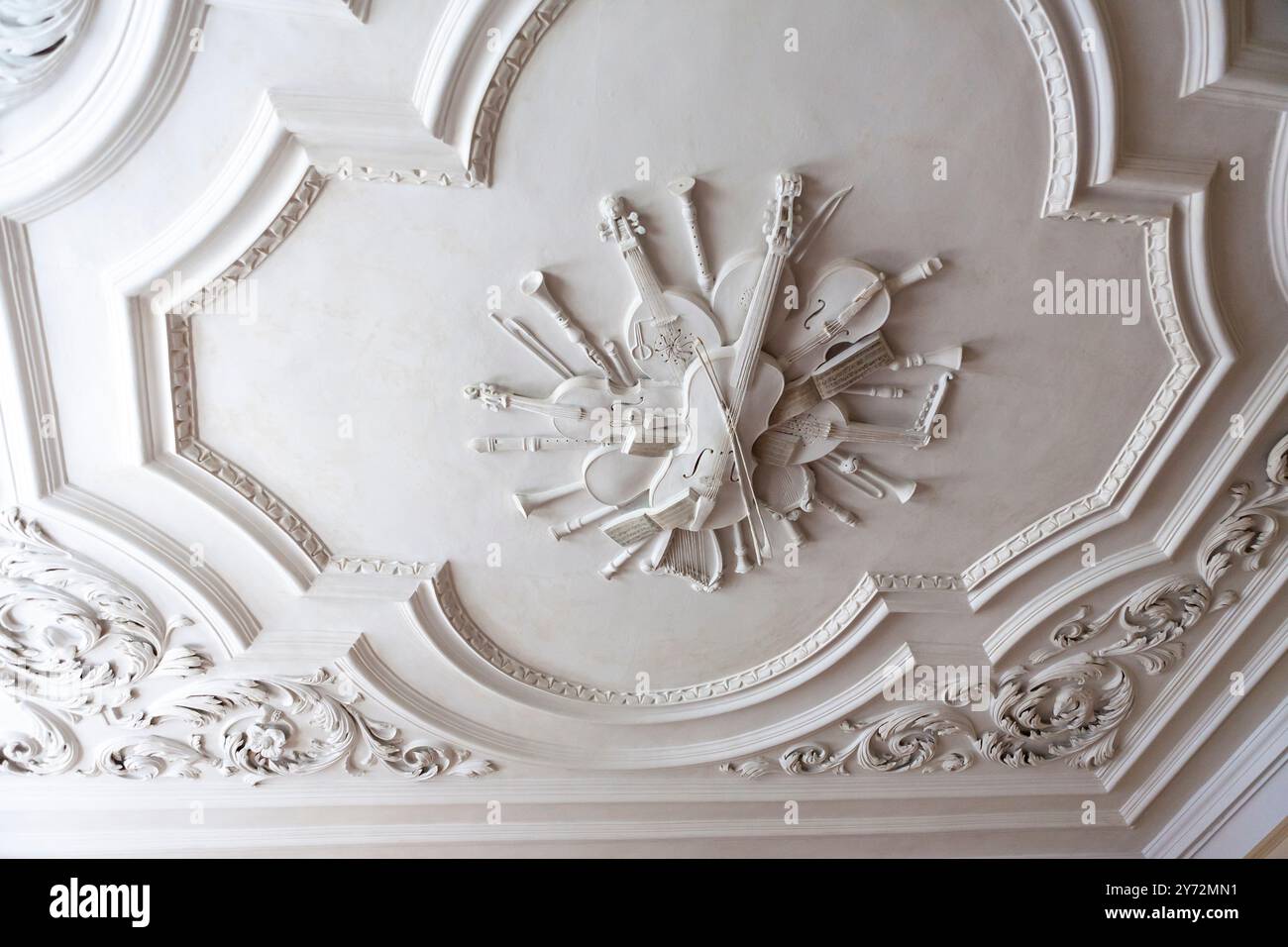 Impressionnante décoration de plafond en plâtre, composée d'un certain nombre d'instruments de musique : Cawsey House, South Street, Great Torrington, Devon, Royaume-Uni Banque D'Images