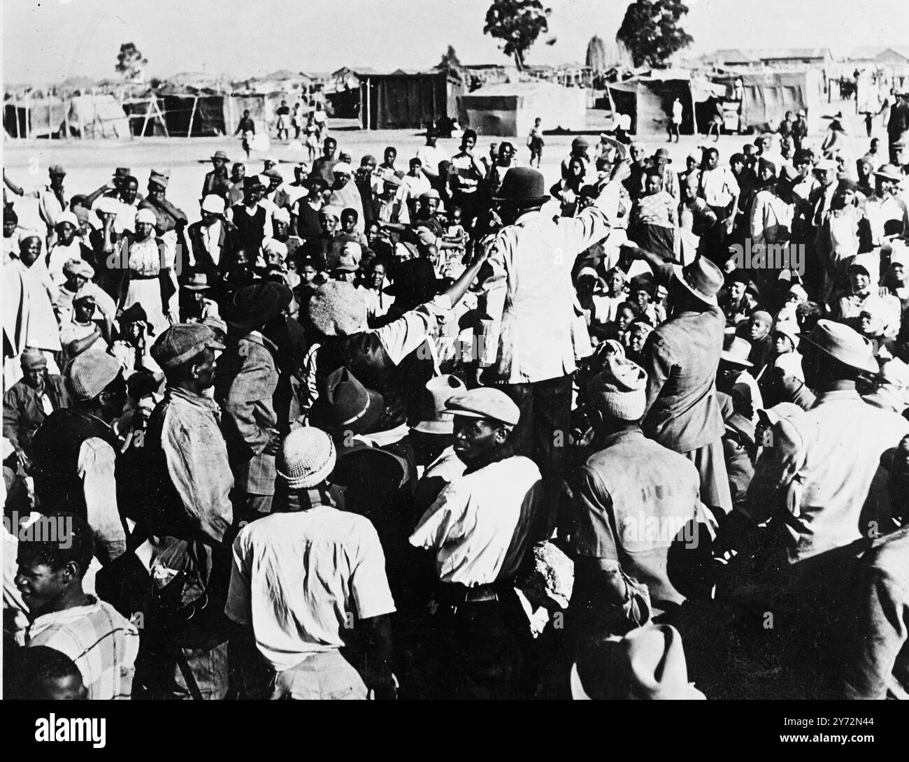 Oriel Monongosha a pris la direction des indigènes sans-abri de Johannesburg. Pourquoi payer 30 shillings par mois en ville quand on peut squatter sur le domaine de Pimville pour une demi-couronne ? Il demande à la foule. "Apportez votre propre sac et roseaux." - et bientôt le rush commence. 12 mars 1947 Banque D'Images