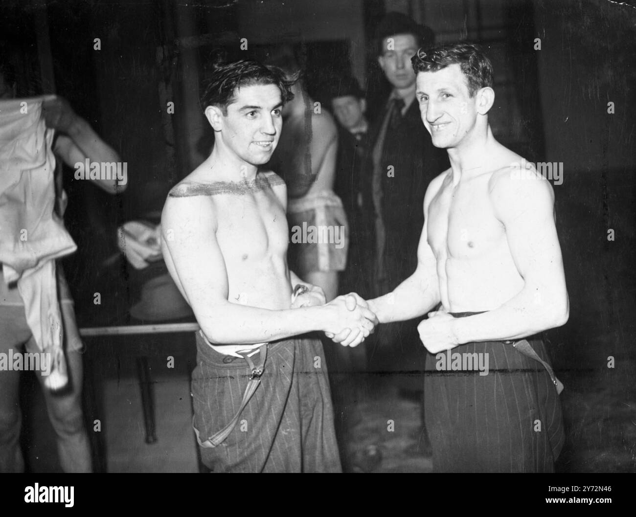 Après avoir été gravement malade depuis son dernier combat en décembre, le poids mouche Islington Terry Allen, revient sur le ring à Seymour Hall, Marylebone, ce soir. Il remplace le boxeur français Emile Famechon face à Rinty Monaghan, de Belfast. L'Amérique met Terry dans le '10' supérieur de la masse mouche du monde, ce pays l'a vu seulement 5 fois depuis qu'il est sorti de la Marine il y a plus d'un an. 11 mars 1947 Banque D'Images