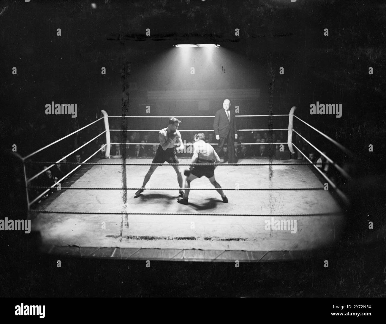 Arthur Danahar, le Bethnal Green Welterweight, a pris une décision difficile sur le kit Marcel de France à Simon Hall, Marylebone, ce soir. 11 mars 1947 Banque D'Images