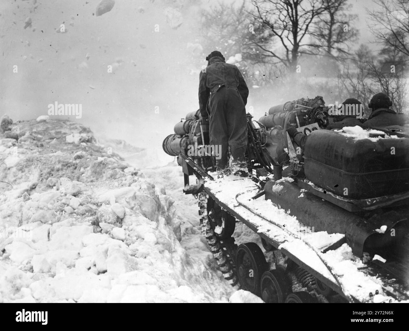 Un char à réaction attaque la neige. Un char Valentine, équipé de deux moteurs d'avion, photographié en action sur les dérives de neige gelée dans une tentative de dégager les routes vers Desford Colliery, Leicestershire. 8 mars 1947 Banque D'Images Un char à réaction attaque la neige. Un char Valentine, équipé de deux moteurs d'avion, photographié en action sur les dérives de neige gelée dans une tentative de dégager les routes vers Desford Colliery, Leicestershire. 8 mars 1947 Banque D'Images