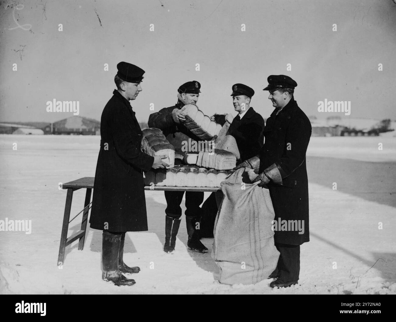 Mercy plane dépose de la nourriture à l'hôpital enneigé. Après avoir été coupé par la neige pendant cinq jours, le sanatorium de Noranside, près de Forfar, a été ravitaillé en pain et en viande par un avion Dominie de la Fleet Air Arm. L'avion volait avec sa porte, démantelée, malgré le froid intense, et 12 sacs de nourriture ont été largués sur une cible faite dans la neige à partir de morceaux de charbon. Le pilote, le Lt Cmdt H R Law, a signalé que le sanatorium était entouré par des dérives de 20 pieds et que l'approche par la route était impossible. Les 130 patients et le personnel n'avaient reçu aucun approvisionnement en nourriture, depuis avant la chute de la neige abondante. Photo sh Banque D'Images