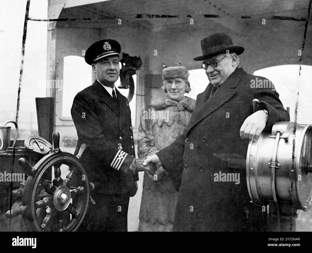 Bevin, part pour Moscou. La délégation britannique, dirigée par le ministre des Affaires étrangères, le très honorable Ernest Bevin, a quitté Victoria en train Golden Arrow ce matin (mardi) pour son voyage de cinq jours vers Moscou et la Conférence de paix allemande. Cet après-midi, Dunkerque, M. Bevin, accompagné de M. Bidault, ministre français des Affaires étrangères, signera l'Alliance de Dunkerque, un pacte à long terme, assurant une étroite collaboration entre la Grande-Bretagne et la France à l'avenir. Les expositions de photos, sur le pont du Capitaine de l'Invicta à Douvres aujourd'hui (mardi) sont, de gauche à droite, le Capitaine H l Payne, OBE, capitaine du navire, Mme Bevin et Banque D'Images