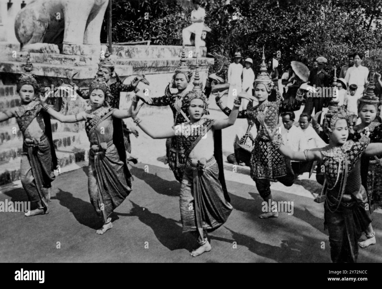 Dieu du peuple paresseux, a ses problèmes. - - Maidens dansait sur un rythme ancien. C’est une danse rituelle, dont les mouvements formels ont été transmis à travers les âges. Les musiciens, assis croix. Derrière les danseurs, ils jouent la musique cambodgienne qui a inspiré le grand compositeur français Debussy. Il n'est pas écrit, mais transmis de père en fils, et aucun nouveau train n'a été composé dans les temps modernes. Banque D'Images