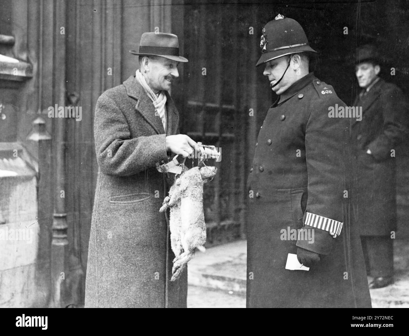 Attrapeur de lapins aux communes. Bob Rogers, receveur de lapins, de Wolborough Barton Farm, près de Newton Abbot, Devon, a eu une audience distinguée aujourd’hui (jeudi), lorsque, dans une salle de comité de la Chambre des communes, il a démontré les résultats de ses 14 années d’expérience en tant qu’expert en piégeage sans cruauté de la RSPCA. Sa manifestation, qui comprenait une demi-douzaine de pièges et de pièges utilisés pour tuer des lapins, a été surveillée par des députés de tous les partis qui ont reçu des centaines de lettres protestant contre la disposition du projet de loi agricole autorisant l'utilisation des vieux pièges à étincelles en acier, qui souvent Banque D'Images