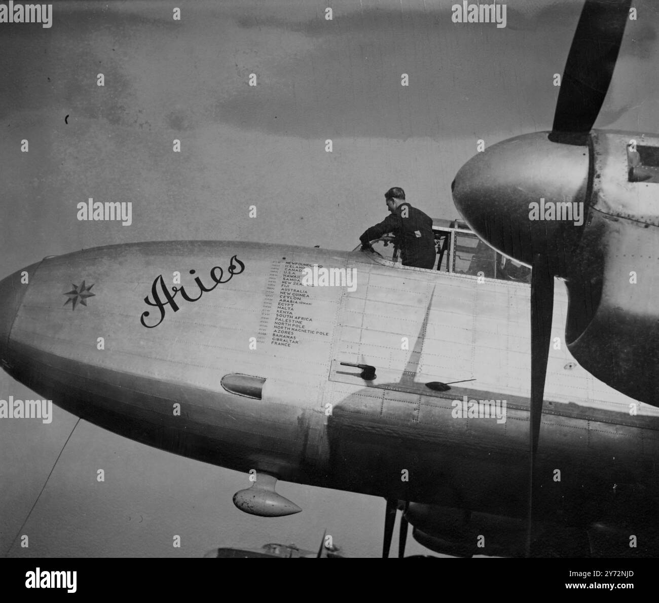 Tour « Bélier » en Afrique du Sud. Pour renforcer les bandes de liason entre la Royal Air Force et la South African Air Force, le bombardier Lancaster 'Aries' fait une tournée en Afrique du Sud. L'avion et son équipage sont de l'Empire Air navigation School à Shawbury, Shropshire et le commandant Air Commodore W H D'Aeth, OBE, est à bord en tant qu'officier responsable de la mission. Les images montrent, le 'Bélier'. Peints sur le côté de l'avion sont les noms et les lieux visités par le Bélier lors de missions spéciales, y compris les vols autour du monde et vers le Nord magnétique et géographique Banque D'Images