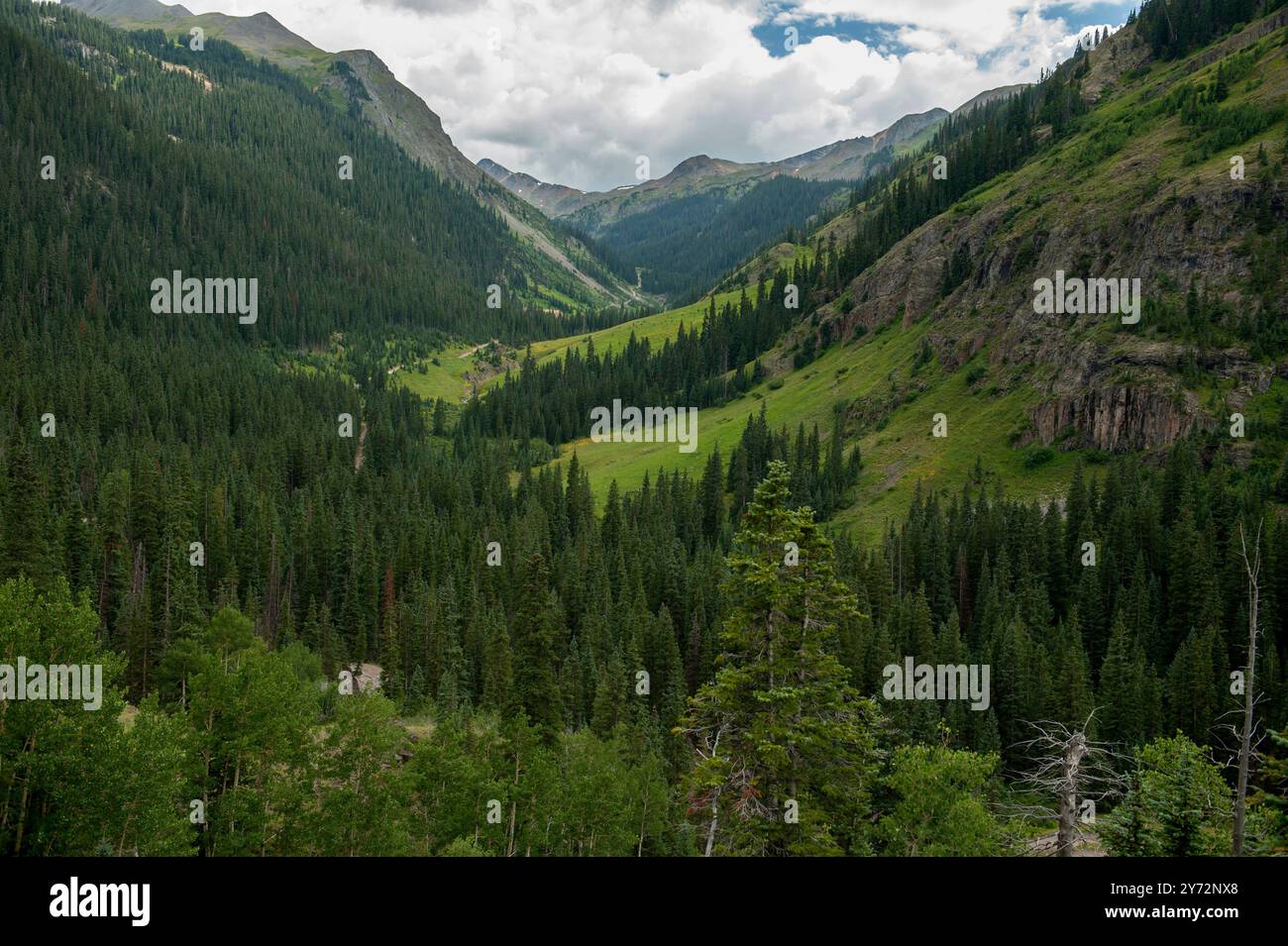 Poughkeepsie Gulch au Colorado, une ancienne zone minière dans les montagnes de San Juan près d'Ouray vue depuis la route du col de l'ingénieur en 4x4. Banque D'Images