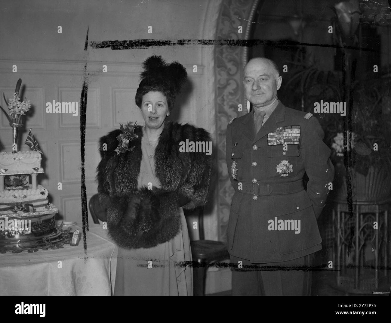 Mariés généraux français. Le général P l le gentilhomme, l'un des premiers commandants de l'armée française à soutenir le général de Gaulle, s'est marié aujourd'hui (vendredi) à Brompton Oratory, Londres, à Mme Marjorie M Smith, veuve du commandant CJ Smith, R.N., et fille unique de Sir Charles et Lady Mcrea, de Mill Hill. Expositions photographiques, le général P l le gentilhomme et sa mariée, photographiés lors de leur réception de mariage, tenue à l'Hôtel Rembrandt, Londres, cet après-midi, vendredi. 21 février 1947 Banque D'Images
