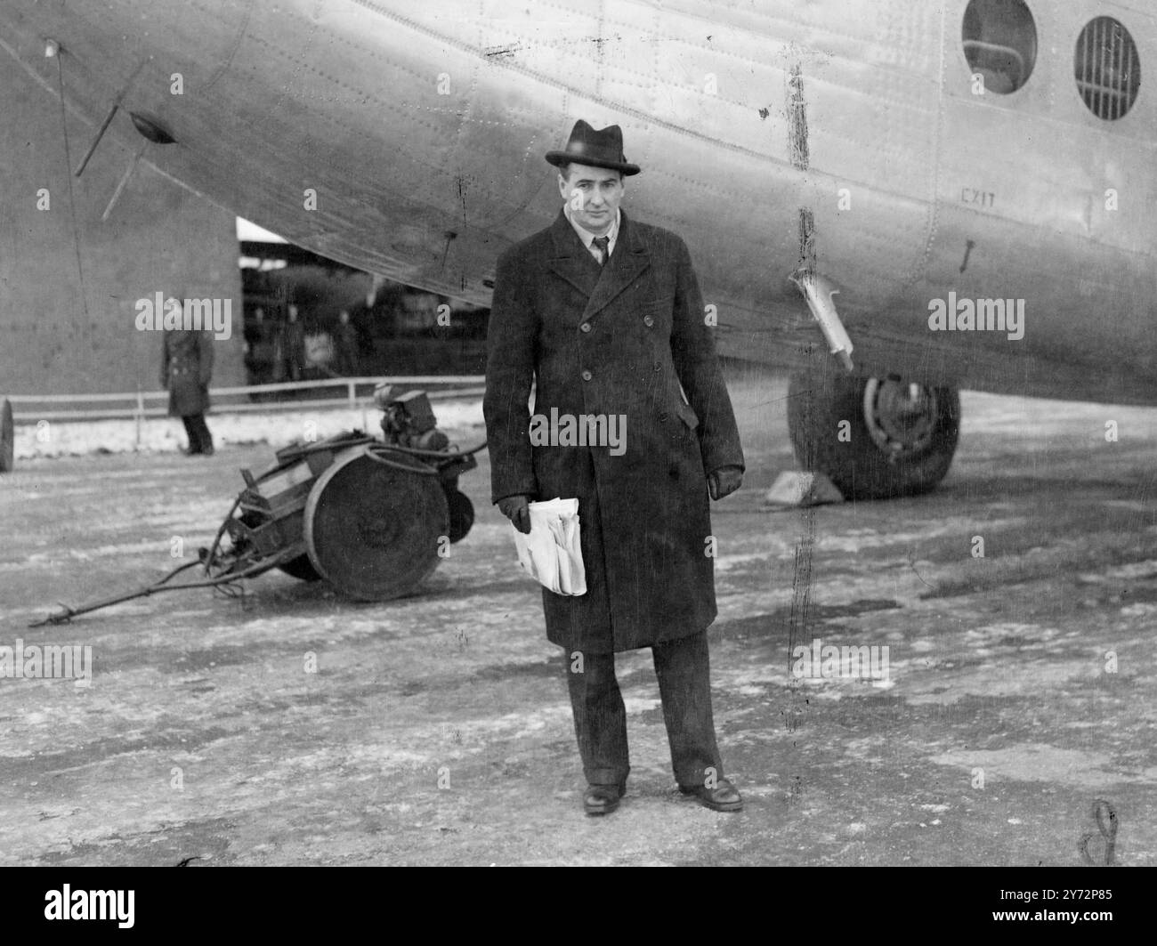 Strachey part pour le Canada. Le très honorable John Strachey, ministre de l'alimentation, a quitté l'aérodrome de Bassingbourne (Cambridgeshire) ce matin, mercredi, pour le Canada. Il vole dans cet avion York moyen réservé au premier ministre et aux membres du Cabinet. En raison des conditions météorologiques actuelles, sa route vers Ottawa, où il prévoit revenir demain (jeudi), passera par l'Islande. M. Strachey a déclaré hier que son voyage indiquait que "la pénurie de carburant ne devrait pas avoir d'effets graves sur les approvisionnements alimentaires". Expositions de photos, M. John Strachey , ministre de l'alimentation. 19 février 1947 Banque D'Images