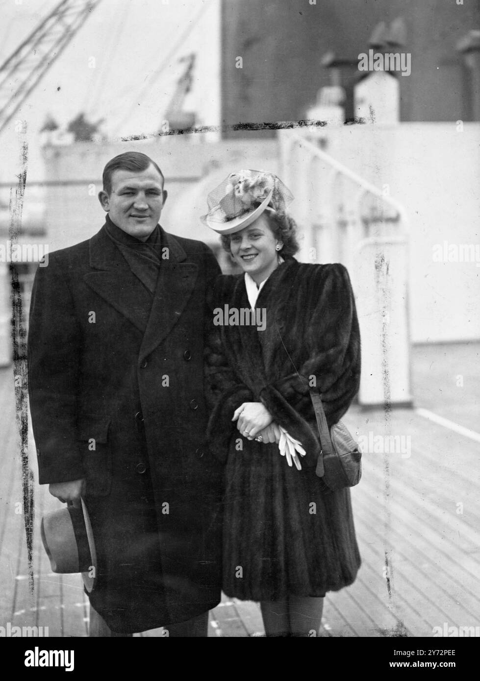 Joe Baksi ici. Le poids lourd américain Joe Baksi, en Pennsylvanie, qui doit combattre Bruce Woodcock à Harringay, le 25 mars, est arrivé à Southampton dans la SS America Today (jeudi). Des photos, Joe Baksi et sa femme Anne, photographiés sur le pont de la SS America à leur arrivée à Southampton aujourd'hui (jeudi). 13 novembre 1947 Banque D'Images