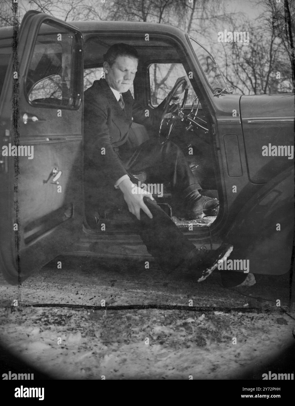 Pilote sans limbe conduit une voiture. 'Guinea Pig' lors d'une manifestation d'une importance particulière pour les ex-militaires sans limbe tenue aujourd'hui (mercredi) était le chef d'escadron CGS Hodgkinson, DFC, anciennement de la Fleet Air Arm, qui a pris part à la bataille d'Angleterre et après la perte de sa flotte de jambes de la RAF en tant que volontaire. Le chef d'escadron Hodgkinson présentait le nouvel équipement développé par le groupe Rootes , qui permet aux conducteurs équipés de membres artificiels de conduire une voiture. Ces commandes peuvent être montées sur n'importe quelle Hillman Minx ou Sunbeam Talbot actuelle et permettent à neuf types d'amputés de conduire une voiture Banque D'Images