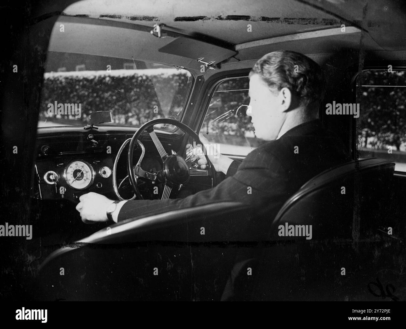 Pilote sans limbe conduit une voiture. 'Guinea Pig' lors d'une manifestation d'une importance particulière pour les ex-militaires sans limbe tenue aujourd'hui (mercredi) était le chef d'escadron CGS Hodgkinson, DFC, anciennement de la Fleet Air Arm, qui a pris part à la bataille d'Angleterre et après la perte de sa flotte de jambes de la RAF en tant que volontaire. Le chef d'escadron Hodgkinson présentait le nouvel équipement développé par le groupe Rootes , qui permet aux conducteurs équipés de membres artificiels de conduire une voiture. Ces commandes peuvent être montées sur n'importe quelle Hillman Minx ou Sunbeam Talbot actuelle et permettent à neuf types d'amputés de conduire une voiture Banque D'Images