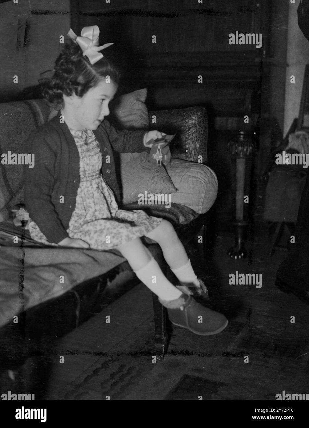 Tania reçoit une médaille. La petite Tania Szabo est allée voir le roi au palais de Buckingham ce matin, mardi, pour recevoir la Croix de George la récompense de sa mère, Mme Violette Szabo, assassinée par les Allemands après un parachutage en France, en espionnage. Elle s'est portée volontaire pour ce travail en 1943, à la suite du décès de son mari, le lieutenant Etienne Szabo de la Légion étrangère, tué à El Alamein. Tania, quatre ans, vit avec les parents de sa mère, M. et Mme Charles Bushel, de Burnley Road, Brixton, Londres. Photo montre, à sa maison de Brixton, Tania admire la George Cross, elle a reçu fr Banque D'Images Tania reçoit une médaille. La petite Tania Szabo est allée voir le roi au palais de Buckingham ce matin, mardi, pour recevoir la Croix de George la récompense de sa mère, Mme Violette Szabo, assassinée par les Allemands après un parachutage en France, en espionnage. Elle s'est portée volontaire pour ce travail en 1943, à la suite du décès de son mari, le lieutenant Etienne Szabo de la Légion étrangère, tué à El Alamein. Tania, quatre ans, vit avec les parents de sa mère, M. et Mme Charles Bushel, de Burnley Road, Brixton, Londres. Photo montre, à sa maison de Brixton, Tania admire la George Cross, elle a reçu fr Banque D'Images