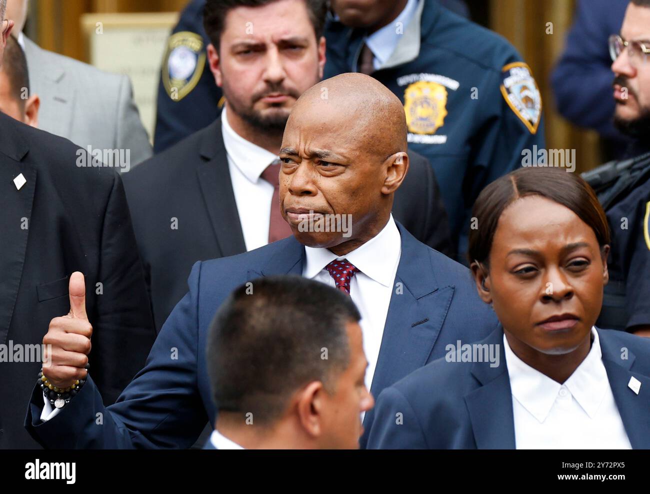 New York, États-Unis. 27 septembre 2024. Le maire de New York Eric Adams fait un geste alors qu'il quitte la cour fédérale de Manhattan après sa mise en accusation le vendredi 27 septembre 2024. Le maire a plaidé non coupable à plusieurs chefs d'accusation, dont la fraude télégraphique, la corruption et la réception de contributions d'un gouvernement étranger. Photo de John Angelillo/UPI crédit : UPI/Alamy Live News Banque D'Images