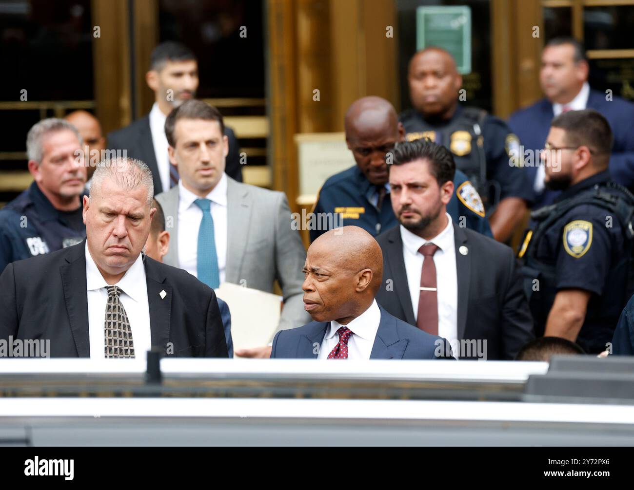 New York, États-Unis. 27 septembre 2024. Le maire de New York Eric Adams quitte la cour fédérale de Manhattan après sa mise en accusation le vendredi 27 septembre 2024. Le maire a plaidé non coupable à plusieurs chefs d'accusation, dont la fraude télégraphique, la corruption et la réception de contributions d'un gouvernement étranger. Photo de John Angelillo/UPI crédit : UPI/Alamy Live News Banque D'Images