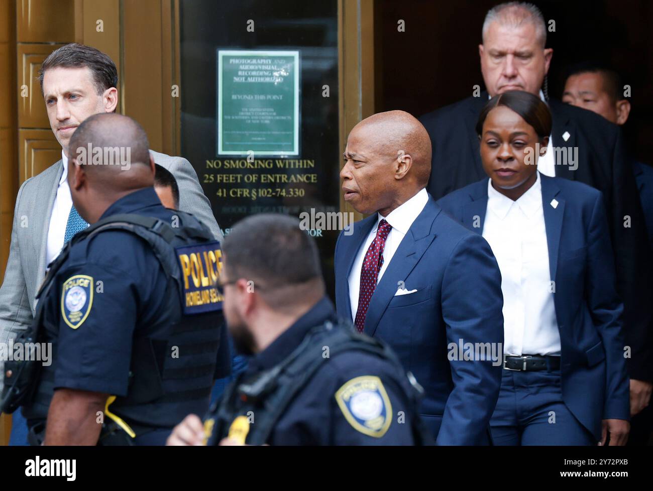 New York, États-Unis. 27 septembre 2024. Le maire de New York Eric Adams quitte la cour fédérale de Manhattan après sa mise en accusation le vendredi 27 septembre 2024. Le maire a plaidé non coupable à plusieurs chefs d'accusation, dont la fraude télégraphique, la corruption et la réception de contributions d'un gouvernement étranger. Photo de John Angelillo/UPI crédit : UPI/Alamy Live News Banque D'Images