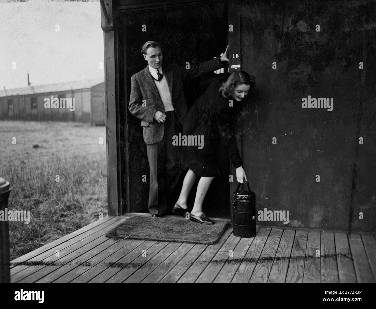 La science déclare la guerre au rhume. Sous la direction du ministère de la santé, en collaboration avec le Conseil de recherches médicales, une unité spéciale enquête sur les mystères du rhume à l'hôpital Harvard, près de Salisbury, dans le cadre de l'enquête la plus complète sur le rhume, entreprise dans ce pays. Volontaires, qui vivent par paires dans des appartements autonomes attrayants, aidant les médecins dans leur travail, notre présent limité à la découverte de faits élémentaires sur l'Allemand qui provoque le rhume. Le Comité national demande des bénévoles prêts à passer 10 jours Banque D'Images