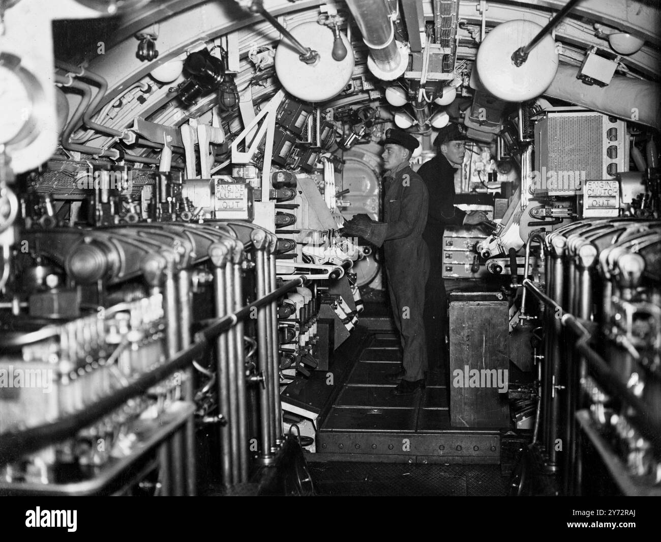 Les « centrales électriques » sous-marines aidant à la crise du charbon. Les sous-marins de la flotte locale ont été commandés par radio à Devonport, Portsmouth et Sheerness pour agir comme centrales flottantes pour leur chantier naval pour aider à soulager la pénurie de charbon. 15 ont été ordonnés à Portsmouth, 9 à Devonport et 2 à Sheerness, et plus susceptibles de suivre. Les sous-marins, qui brûlent du diesel, sont chacun capables d'une production quotidienne de 1000 kW, et la consommation de charbon des centrales électriques sur le continent devrait être réduite de 2000 tonnes par semaine. Cette méthode de fourniture de courant par des sous-marins aux installations LAN est n Banque D'Images