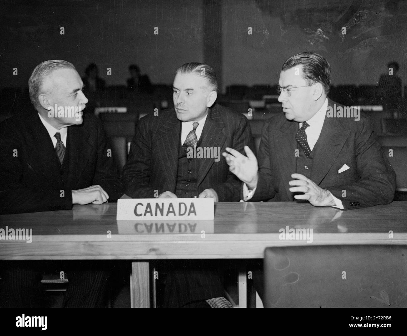 Assemblée générale de l'ONU précédemment ouverte. Le premier ministre, M. C R Attlee, a ouvert l'Assemblée générale des Nations Unies sur l'orfanisation aujourd'hui (jeudi) à 16 heures dans le Central Hall de Westminster. Expositions de photos, le très honorable M. l St Laurent, M. Gordon Graydon et M. Paul Martin, délégués canadiens à Central Hall aujourd'hui (de gauche à droite). 10 janvier 1945 Banque D'Images