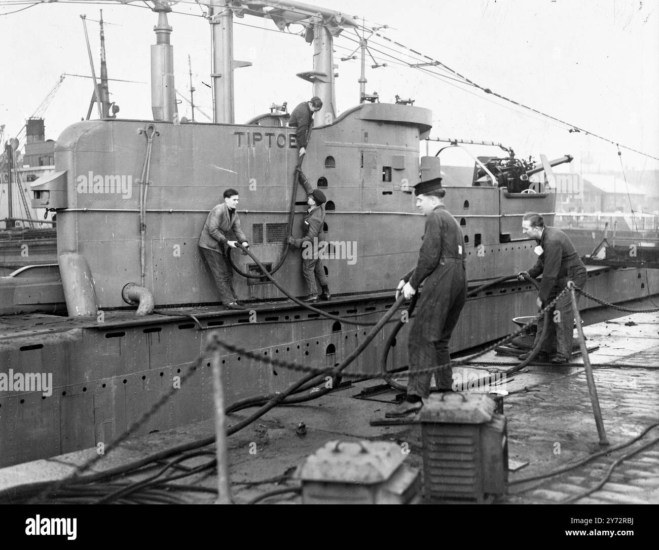 Les « centrales électriques » sous-marines aidant à la crise du charbon. Les sous-marins de la flotte locale ont été commandés par radio à Devonport, Portsmouth et Sheerness pour agir comme centrales flottantes pour leur chantier naval pour aider à soulager la pénurie de charbon. 15 ont été ordonnés à Portsmouth, 9 à Devonport et 2 à Sheerness, et plus susceptibles de suivre. Les sous-marins, qui brûlent du diesel, sont chacun capables d'une production quotidienne de 1000 kW, et la consommation de charbon des centrales électriques sur le continent devrait être réduite de 2000 tonnes par semaine. Cette méthode de fourniture de courant par des sous-marins aux installations LAN est n Banque D'Images