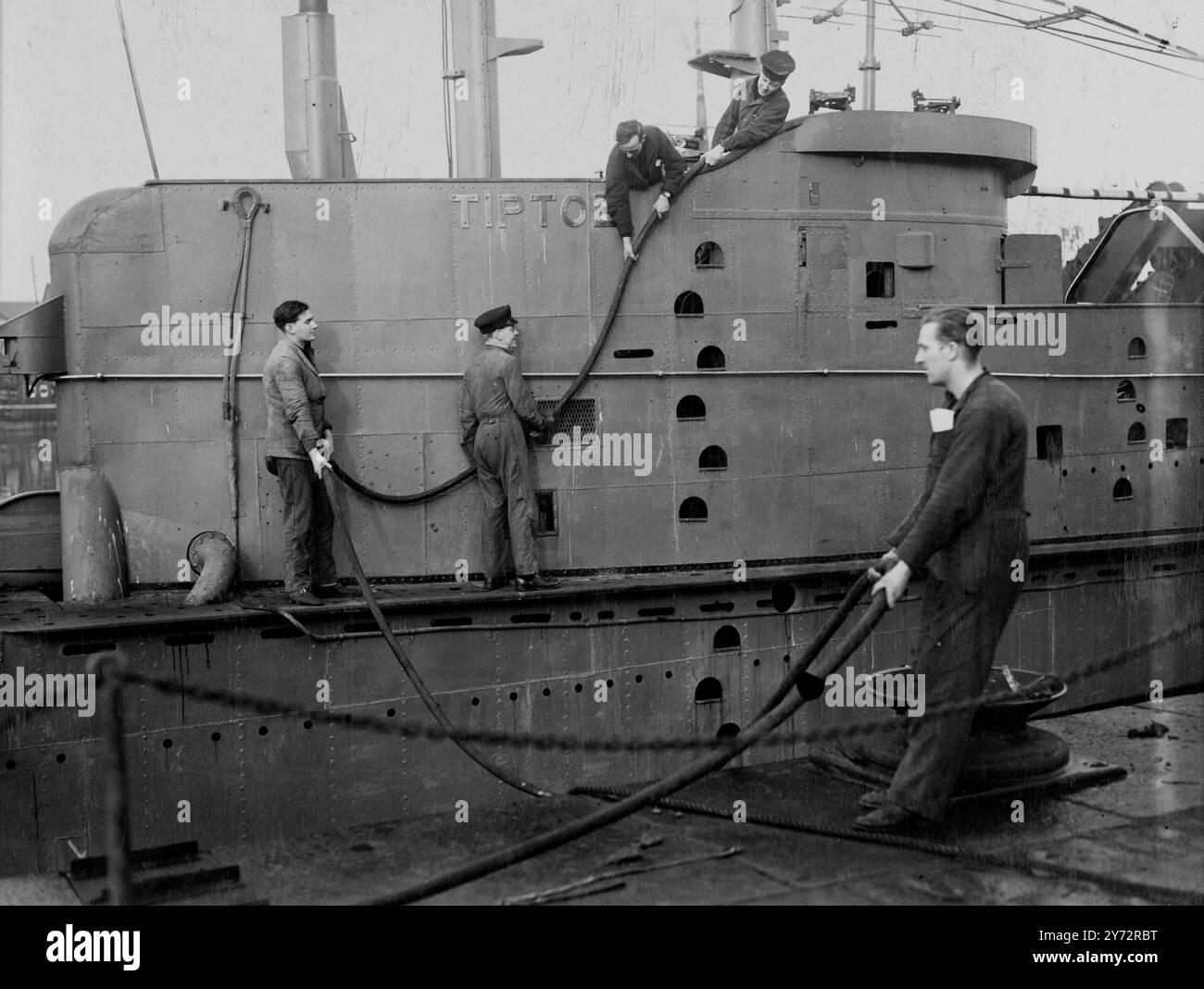 Les « centrales électriques » sous-marines aidant à la crise du charbon. Les sous-marins de la flotte locale ont été commandés par radio à Devonport, Portsmouth et Sheerness pour agir comme centrales flottantes pour leur chantier naval pour aider à soulager la pénurie de charbon. 15 ont été ordonnés à Portsmouth, 9 à Devonport et 2 à Sheerness, et plus susceptibles de suivre. Les sous-marins, qui brûlent du diesel, sont chacun capables d'une production quotidienne de 1000 kW, et la consommation de charbon des centrales électriques sur le continent devrait être réduite de 2000 tonnes par semaine. Cette méthode de fourniture de courant par des sous-marins aux installations LAN est n Banque D'Images