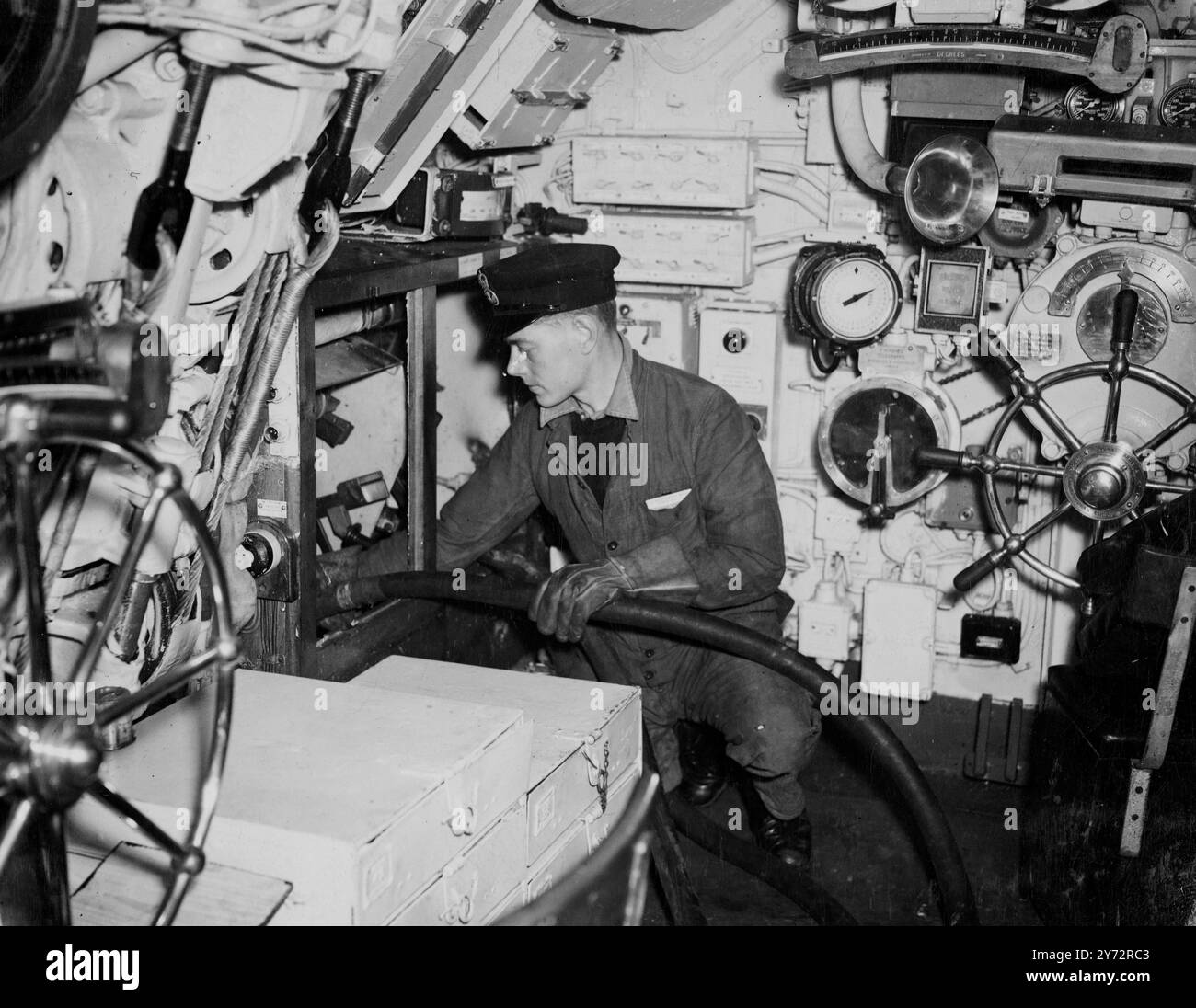 Les « centrales électriques » sous-marines aidant à la crise du charbon. Les sous-marins de la flotte locale ont été commandés par radio à Devonport, Portsmouth et Sheerness pour agir comme centrales flottantes pour leur chantier naval pour aider à soulager la pénurie de charbon. 15 ont été ordonnés à Portsmouth, 9 à Devonport et 2 à Sheerness, et plus susceptibles de suivre. Les sous-marins, qui brûlent du diesel, sont chacun capables d'une production quotidienne de 1000 kW, et la consommation de charbon des centrales électriques sur le continent devrait être réduite de 2000 tonnes par semaine. Cette méthode de fourniture de courant par des sous-marins aux installations LAN est n Banque D'Images