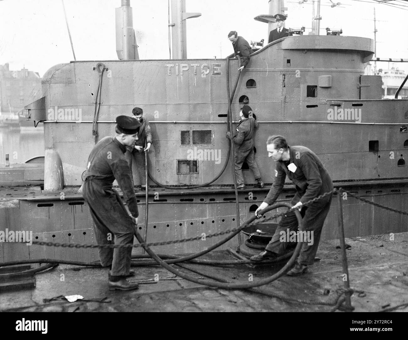 Les « centrales électriques » sous-marines aidant à la crise du charbon. Les sous-marins de la flotte locale ont été commandés par radio à Devonport, Portsmouth et Sheerness pour agir comme centrales flottantes pour leur chantier naval pour aider à soulager la pénurie de charbon. 15 ont été ordonnés à Portsmouth, 9 à Devonport et 2 à Sheerness, et plus susceptibles de suivre. Les sous-marins, qui brûlent du diesel, sont chacun capables d'une production quotidienne de 1000 kW, et la consommation de charbon des centrales électriques sur le continent devrait être réduite de 2000 tonnes par semaine. Cette méthode de fourniture de courant par des sous-marins aux installations LAN est n Banque D'Images