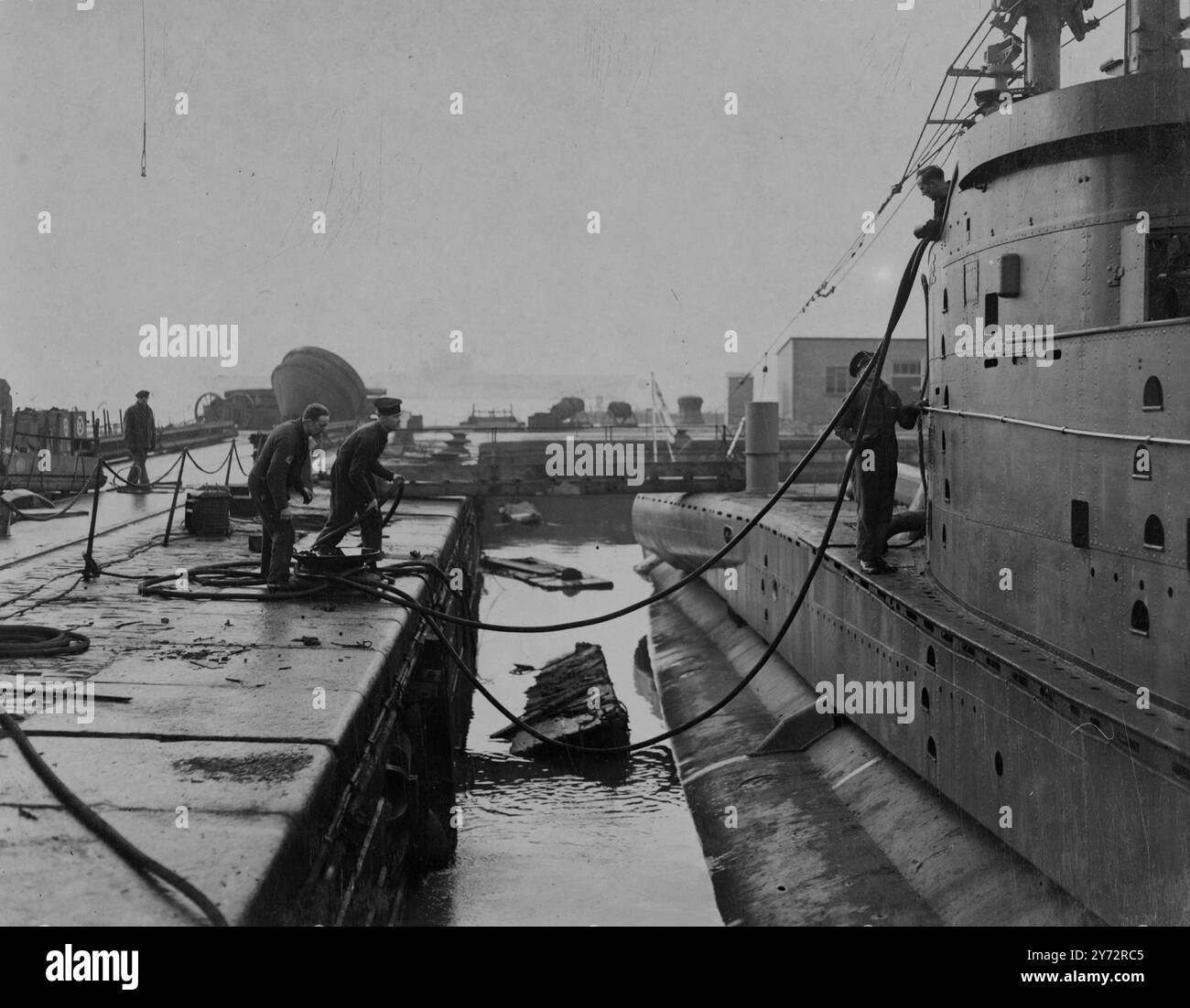 Les « centrales électriques » sous-marines aidant à la crise du charbon. Les sous-marins de la flotte locale ont été commandés par radio à Devonport, Portsmouth et Sheerness pour agir comme centrales flottantes pour leur chantier naval pour aider à soulager la pénurie de charbon. 15 ont été ordonnés à Portsmouth, 9 à Devonport et 2 à Sheerness, et plus susceptibles de suivre. Les sous-marins, qui brûlent du diesel, sont chacun capables d'une production quotidienne de 1000 kW, et la consommation de charbon des centrales électriques sur le continent devrait être réduite de 2000 tonnes par semaine. Cette méthode de fourniture de courant par des sous-marins aux installations LAN est n Banque D'Images