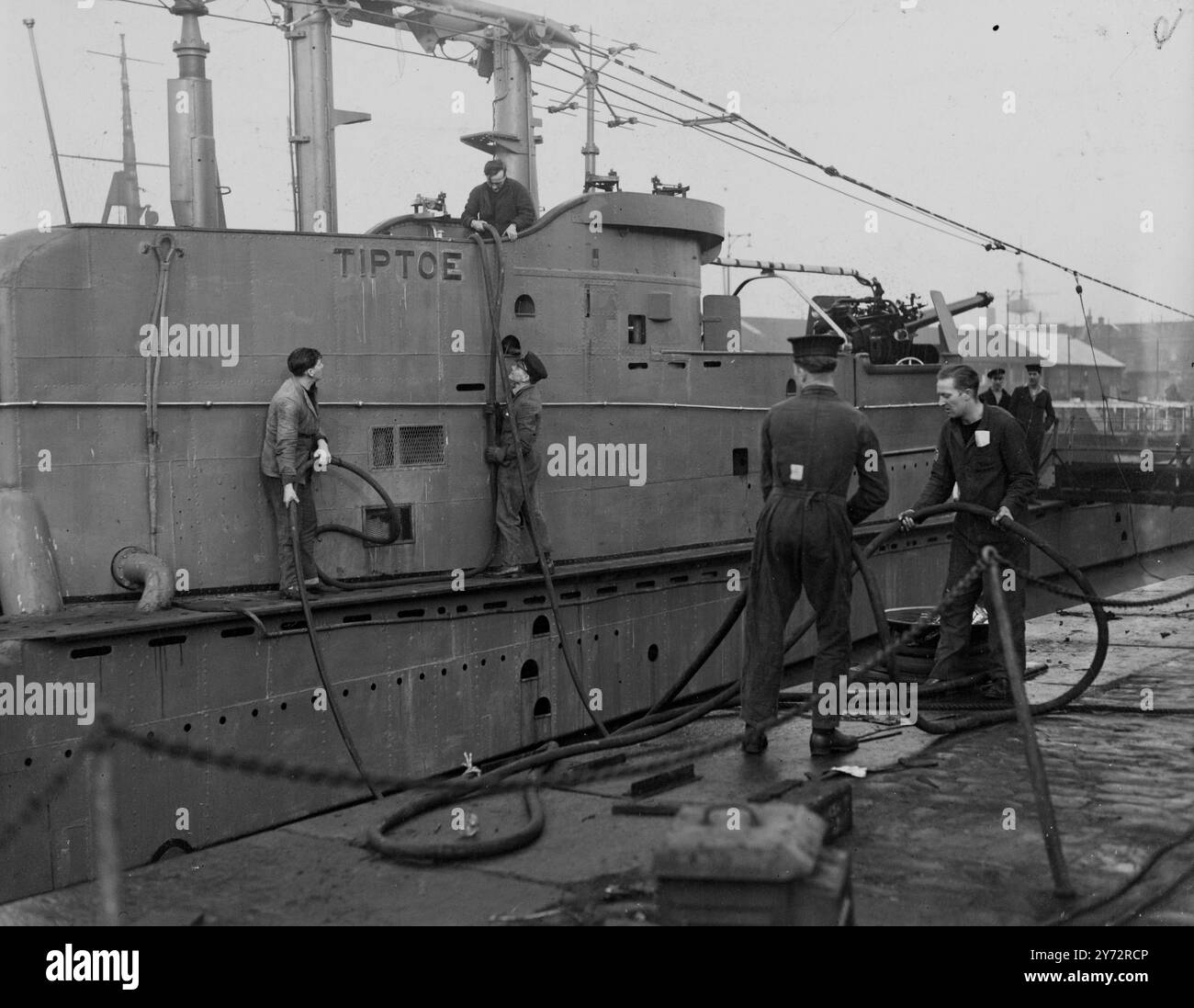 Les « centrales électriques » sous-marines aidant à la crise du charbon. Les sous-marins de la flotte locale ont été commandés par radio à Devonport, Portsmouth et Sheerness pour agir comme centrales flottantes pour leur chantier naval pour aider à soulager la pénurie de charbon. 15 ont été ordonnés à Portsmouth, 9 à Devonport et 2 à Sheerness, et plus susceptibles de suivre. Les sous-marins, qui brûlent du diesel, sont chacun capables d'une production quotidienne de 1000 kW, et la consommation de charbon des centrales électriques sur le continent devrait être réduite de 2000 tonnes par semaine. Cette méthode de fourniture de courant par des sous-marins aux installations LAN est n Banque D'Images