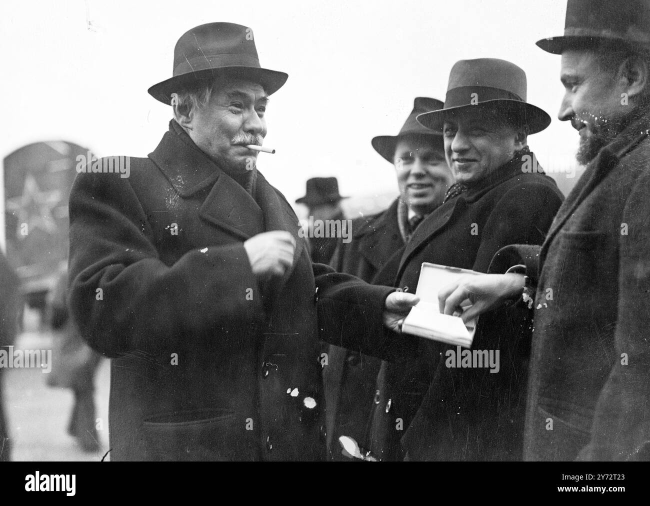 La délégation russe arrive. La délégation russe à l'Assemblée générale des Nations Unies de jeudi est arrivée à l'aérodrome de Northolt ce matin (mardi) où elle a été accueillie par des représentants du ministère britannique des Affaires étrangères. Les Russes ont volé ici à bord de trois Dakotas Red Star. Il a apporté le sien, M. Zacharovitch Manuilsky, délégué de la République ukrainienne, en train de remettre des cigarettes rondes à son arrivée à Northolt aujourd'hui. 8 janvier 1946 Banque D'Images