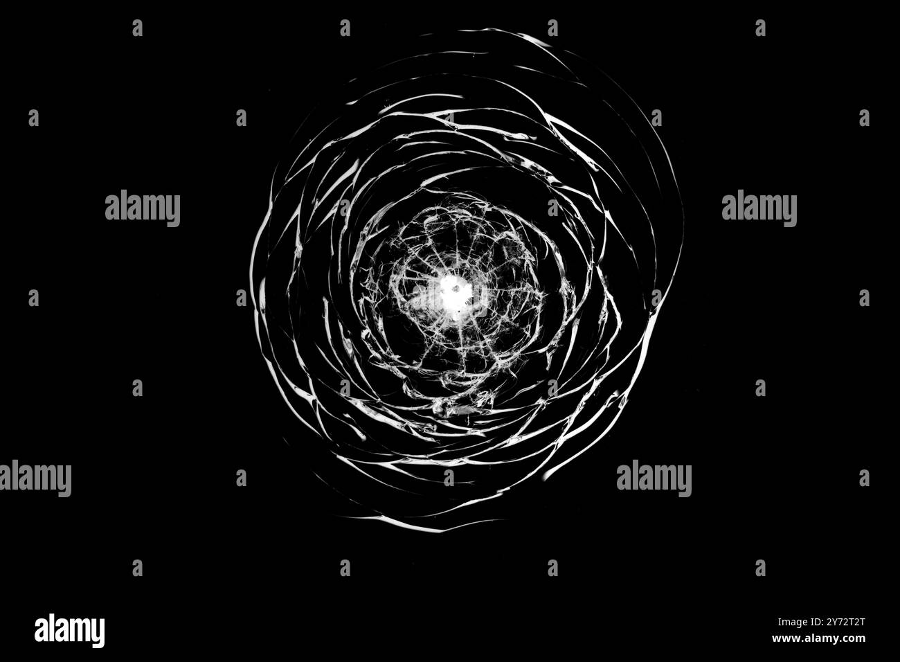 Texture de verre brisé sur un fond noir. Banque D'Images